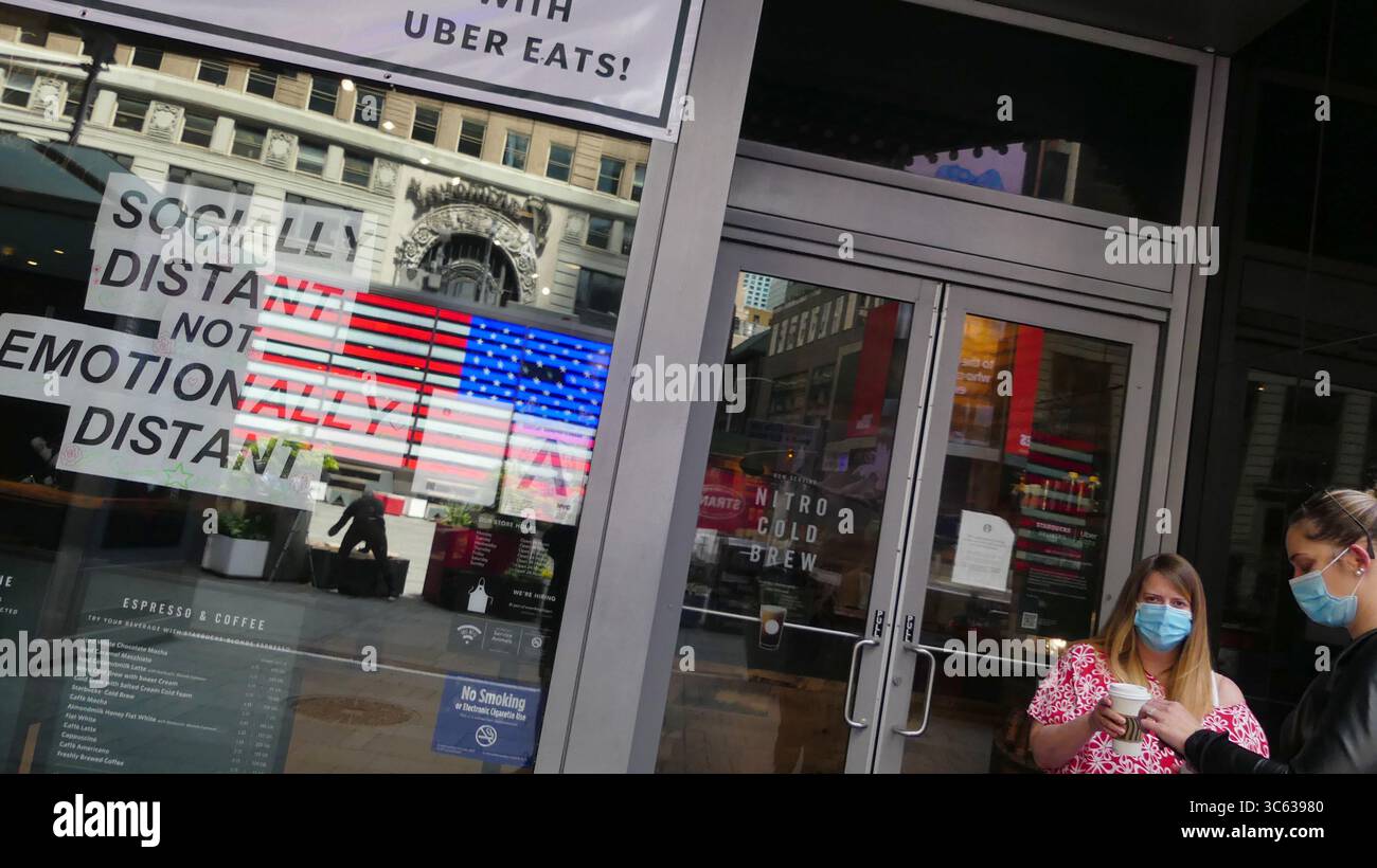 14 mai 2020, New York, New York, États-Unis : STARBUCKS. La ville de New York n'a pas encore atteint les sept critères de santé nécessaires établis par le gouverneur Cuomo qui a également signalé 157 nouveaux décès par coronavirus, le quatrième jour consécutif le nombre était inférieur à 200. Et bien que le nombre de nouveaux cas ait augmenté, le nombre de patients hospitalisés COVID-19 a continué de baisser..14 mai 2020 (crédit image : © John Marshall Mantel/ZUMA Wire) Banque D'Images