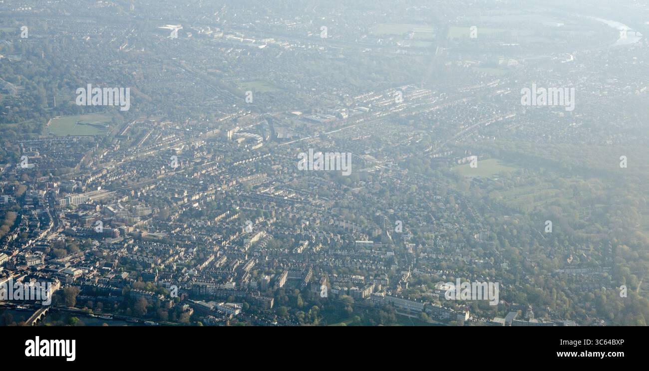 Vue aérienne de l'arrondissement londonien de Richmond-upon-Thames par un matin ensoleillé de printemps. La ville principale a Richmond Park à droite et Kew G. Banque D'Images