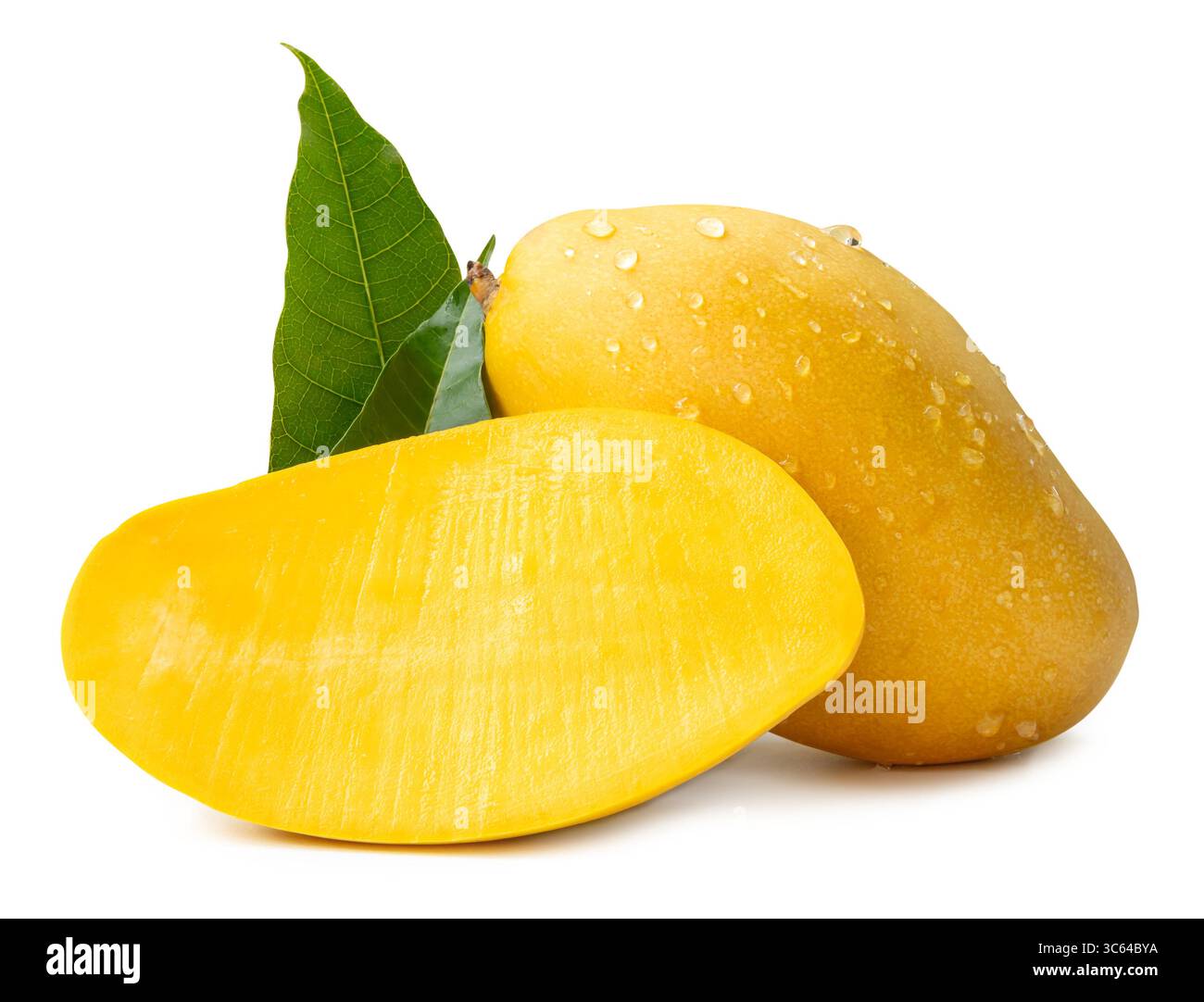 Un seul fruit de mangue jaune mûr et la moitié avec des feuilles vertes et des gouttelettes d'eau dans la pile sont isolés sur fond blanc avec chemin de découpage. Banque D'Images