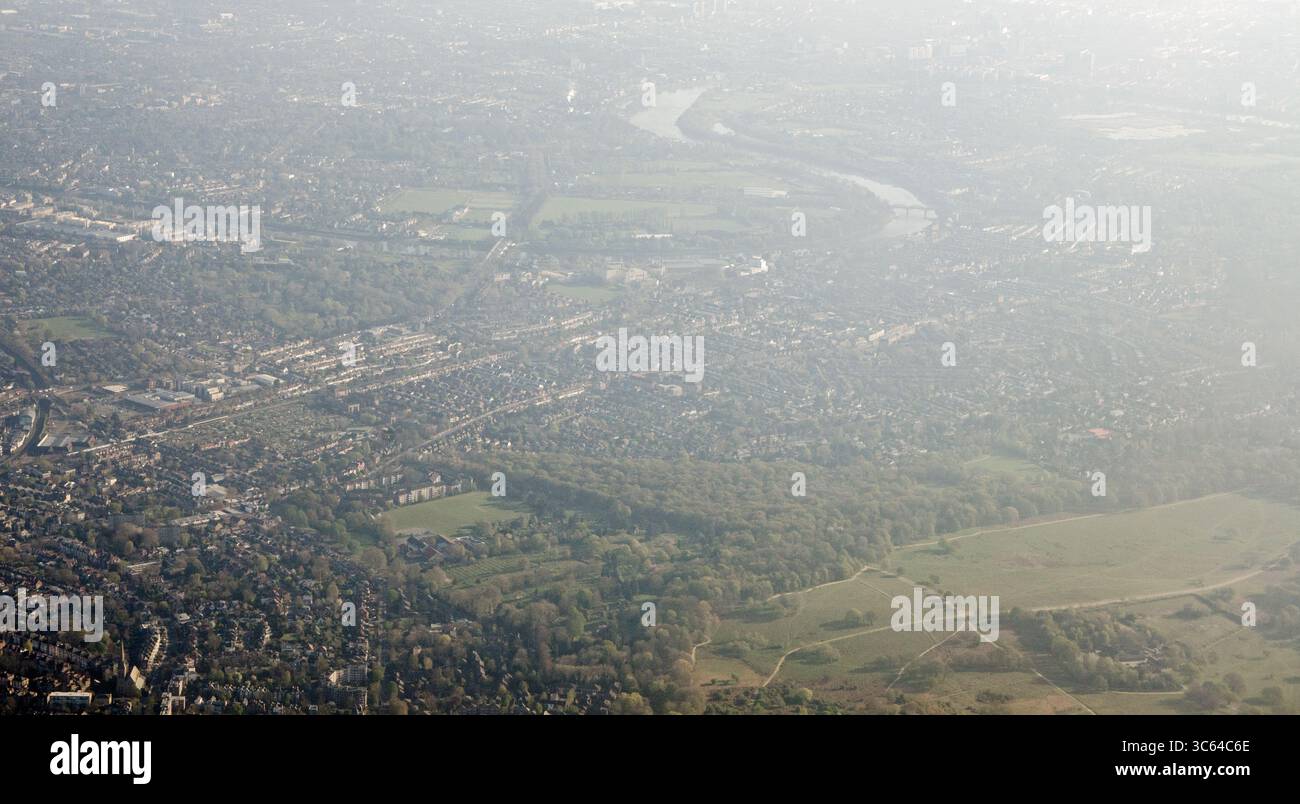 Vue aérienne de l'arrondissement londonien de Richmond-upon-Thames avec Sheen, Mortlake et Barnes. Richmond Park est à droite et la Tamise coule t Banque D'Images