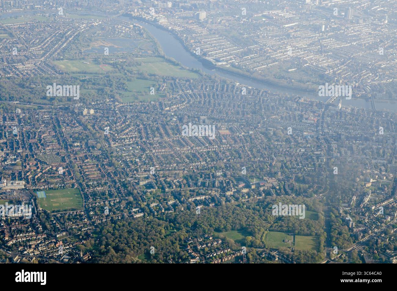 Vue aérienne par un matin de printemps ensoleillé des quartiers londoniens de Putney, Hurlingham et Fulham dans l'ouest de Londres avec la Tamise qui coule à travers le Banque D'Images