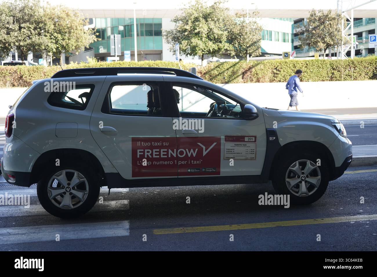 Un taxi avec une publicité « GRATUITE MAINTENANT » de l'application attend à l'extérieur de l'aéroport de Fiumicino, mettant en évidence les services modernes de ride-Hailing disponibles pour les voyageurs. Banque D'Images Un taxi avec une publicité « GRATUITE MAINTENANT » de l'application attend à l'extérieur de l'aéroport de Fiumicino, mettant en évidence les services modernes de ride-Hailing disponibles pour les voyageurs. Banque D'Images