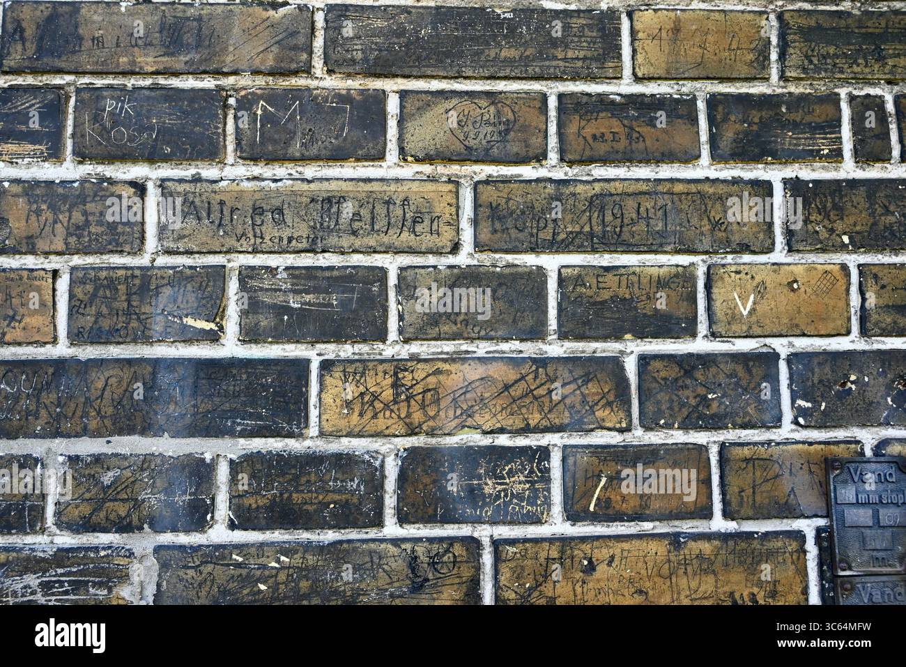 Graffiti griffé dans les briques d'un entrepôt datant des années 1940 WW2 en occupant des soldats allemands de la wehrmacht gardant des entrepôts dans le quartier de Meatpacking de copenhague au danemark Banque D'Images