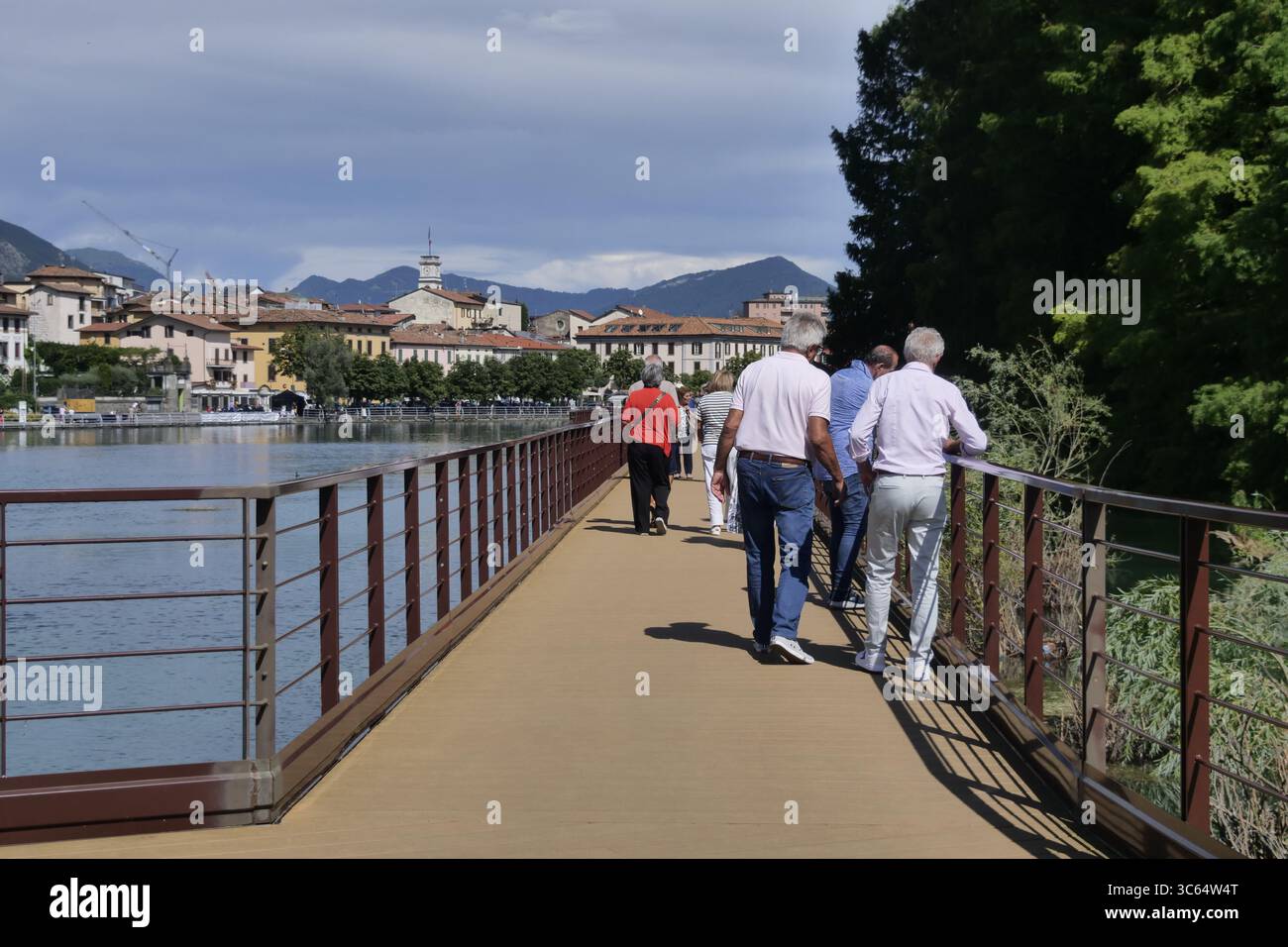 Peuples dans la ville de Sarnico sur le lac Iseo, Bergame, Lombardie, Italie Banque D'Images