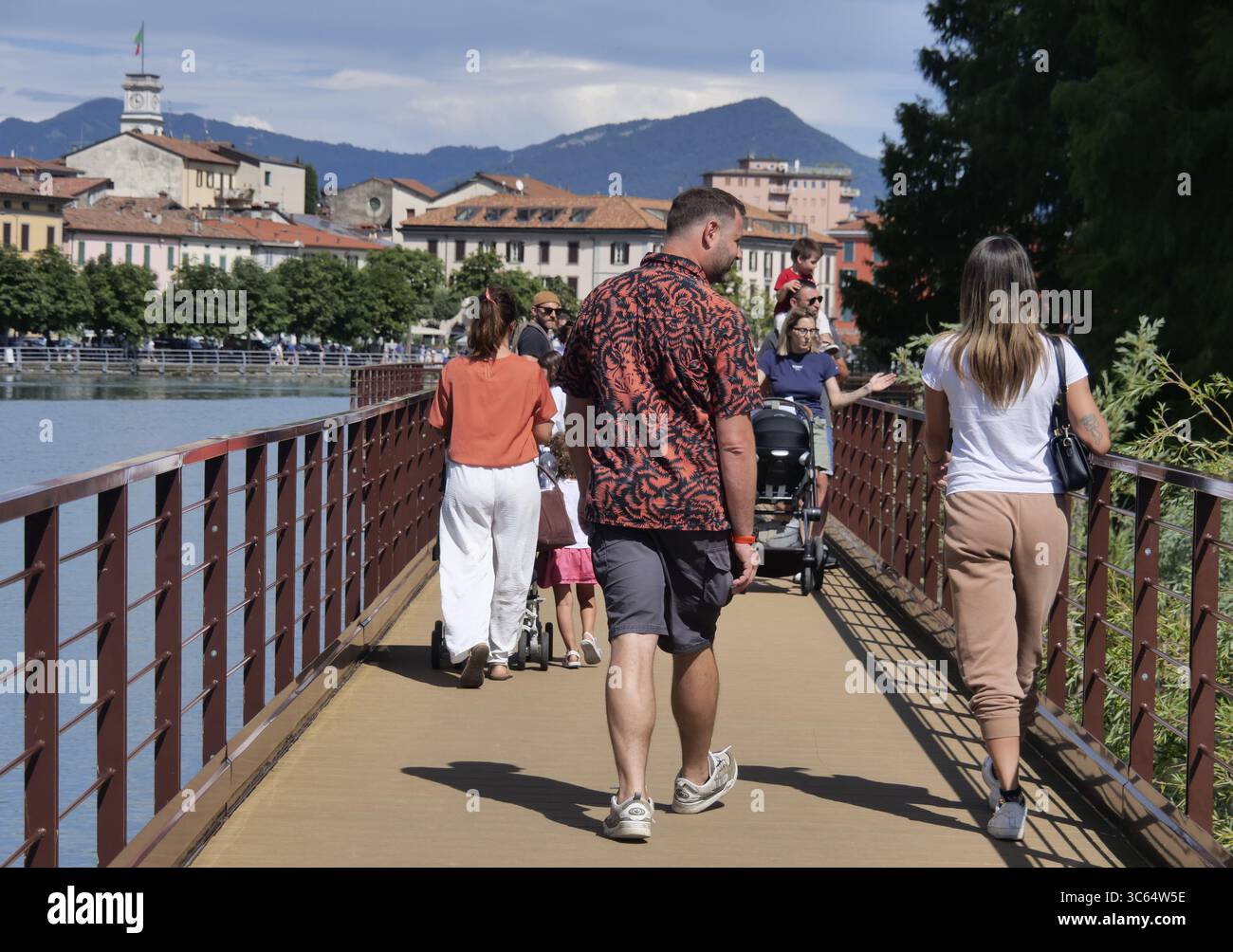 Peuples dans la ville de Sarnico sur le lac Iseo, Bergame, Lombardie, Italie Banque D'Images