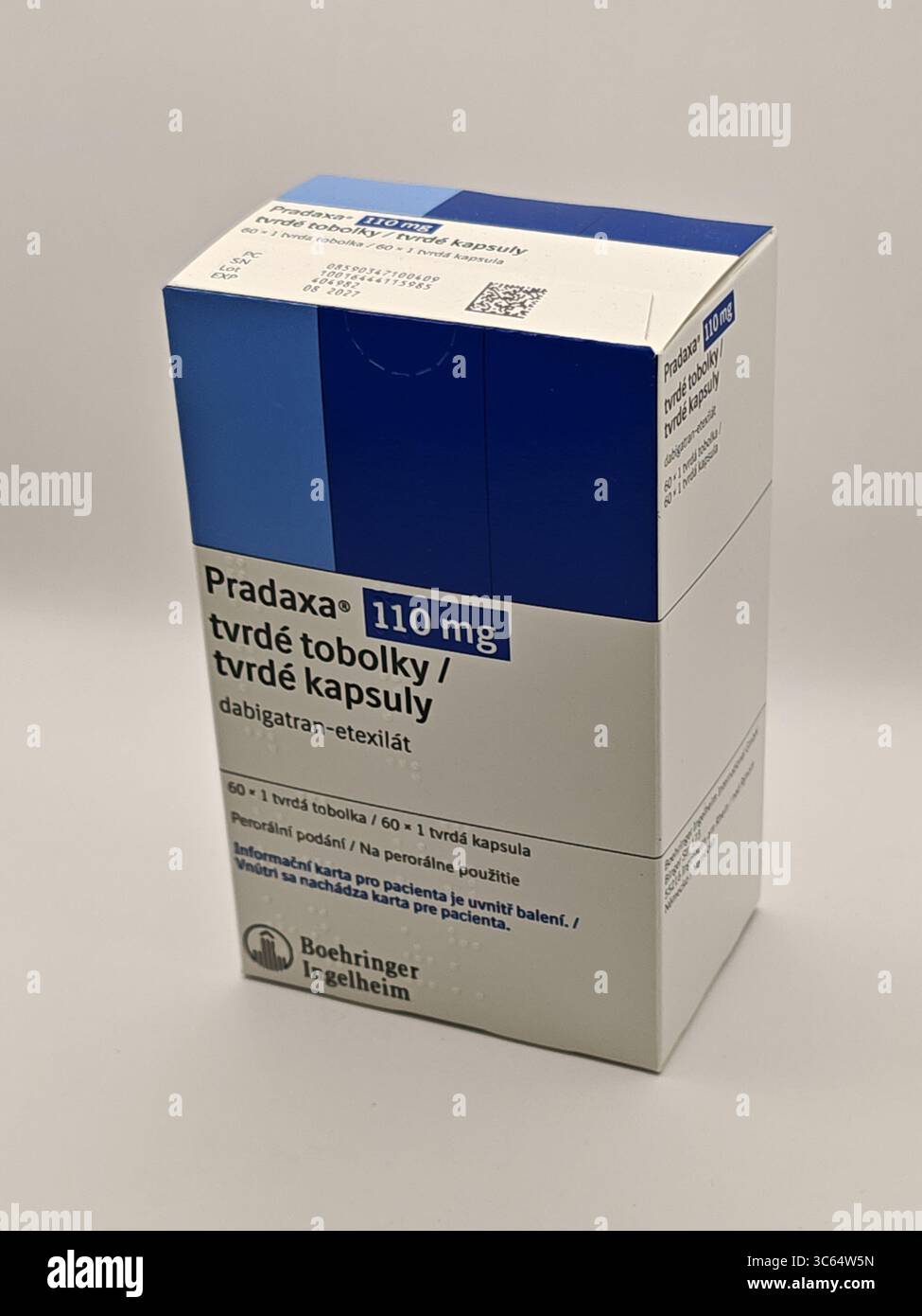 Prague, République Tchèque - juin 28 2025 : PRADAXA boîte de médicament avec le principe actif dabigatran etexilate de Boehringer Ingelheim, utilisé pour les accidents vasculaires cérébraux p Banque D'Images