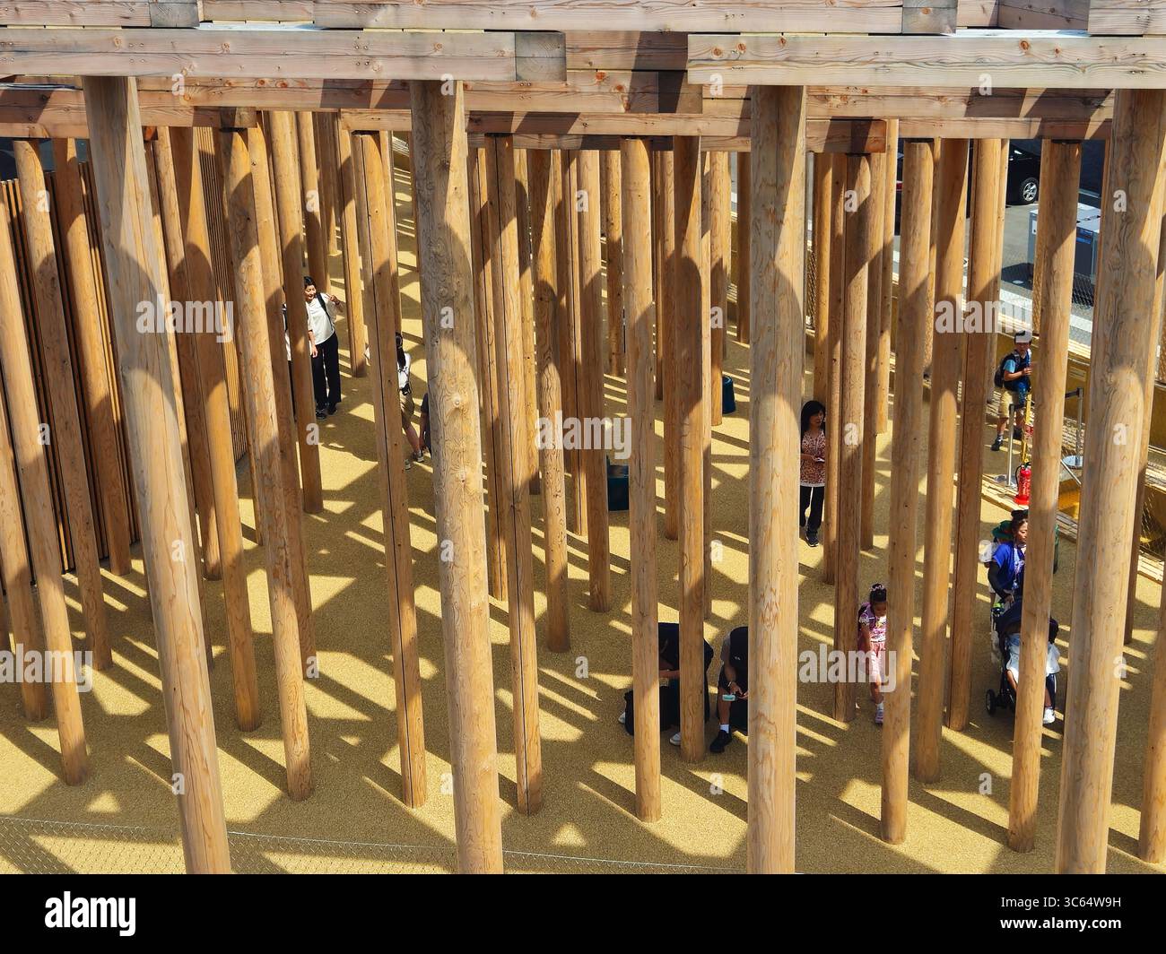 Intérieur de la forêt de bois du pavillon Ouzbékistan, Osaka Expo 2025, Japon Banque D'Images