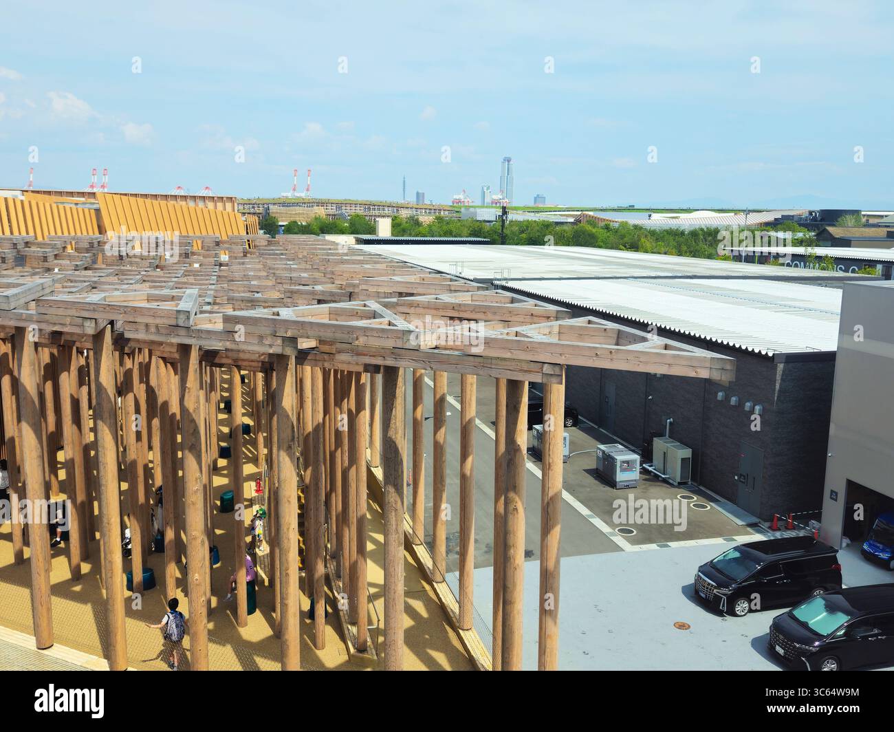 Vue aérienne de la grille en bois du pavillon Ouzbékistan à Osaka Expo 2025, Japon Banque D'Images