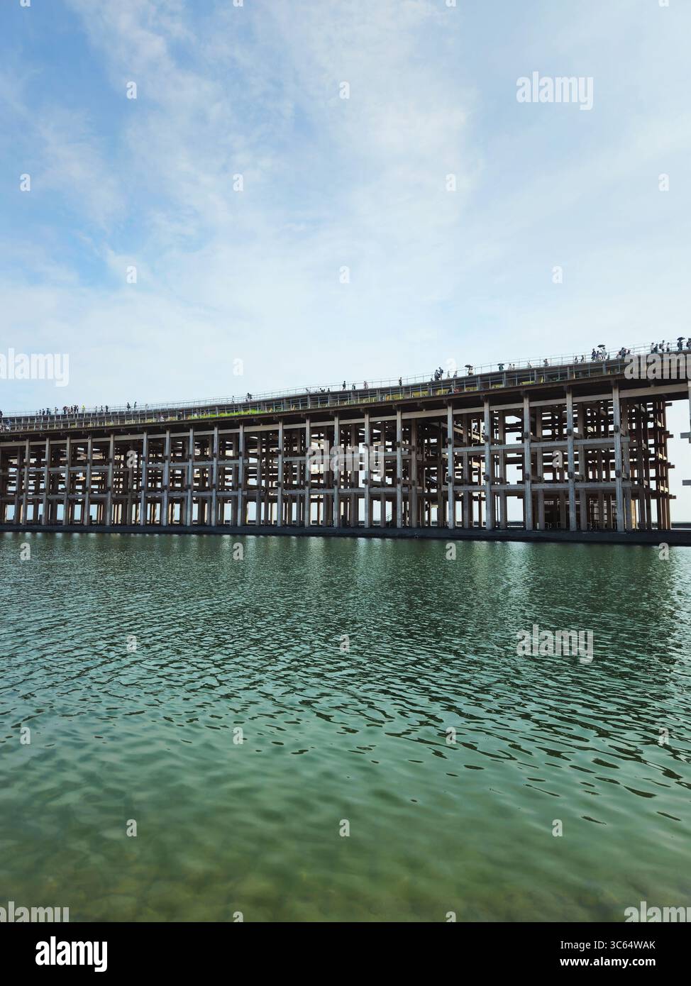 Grand Ring Timber Promenade reflétée dans Water Plaza, Osaka Expo 2025, Japon Banque D'Images