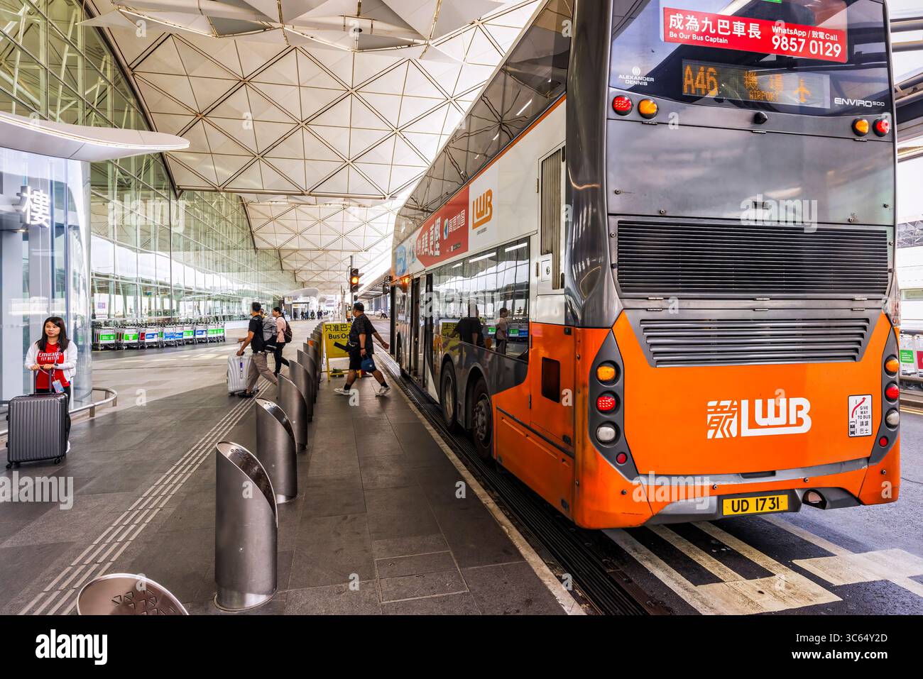Passagers arrivant en bus au terminal, Chek Lap Kok, aéroport international de Hong Kong, SAR, Chine Banque D'Images