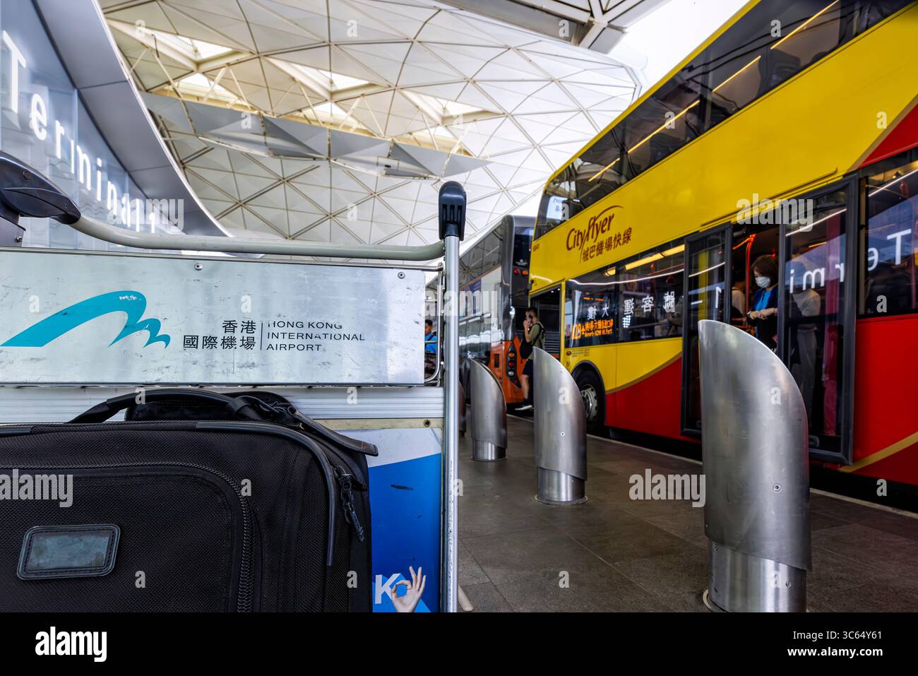 Passagers arrivant en bus, Chek Lap Kok, Aéroport International de Hong Kong, SAR, Chine Banque D'Images
