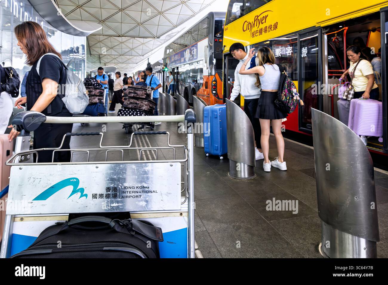 Passagers arrivant en bus, Chek Lap Kok, Aéroport International de Hong Kong, SAR, Chine Banque D'Images