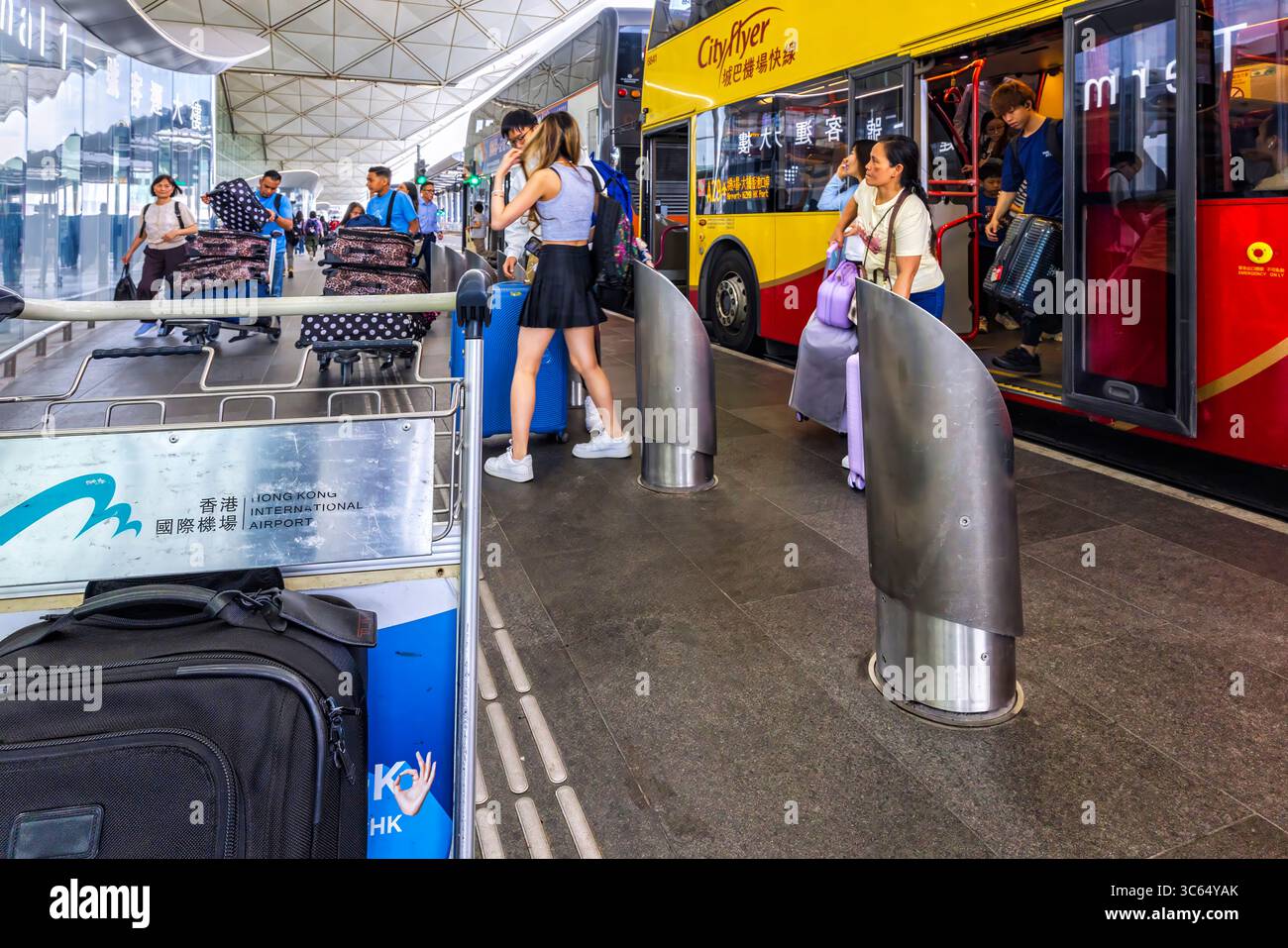 Passagers arrivant en bus, Chek Lap Kok, Aéroport International de Hong Kong, SAR, Chine Banque D'Images