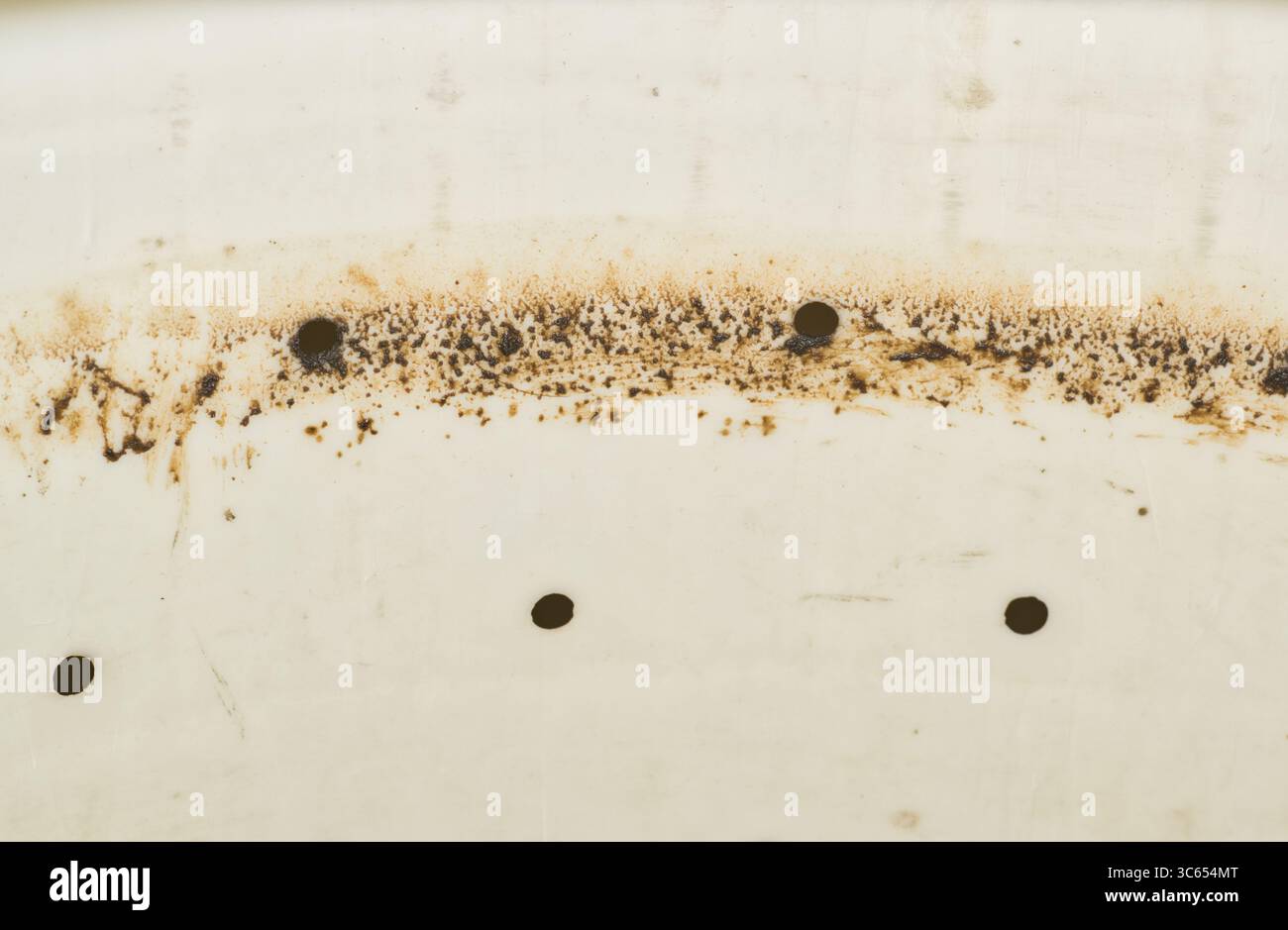 Segment racleur de tambour de lave-linge sale cassé et taches de graisse sale gros plan. Banque D'Images