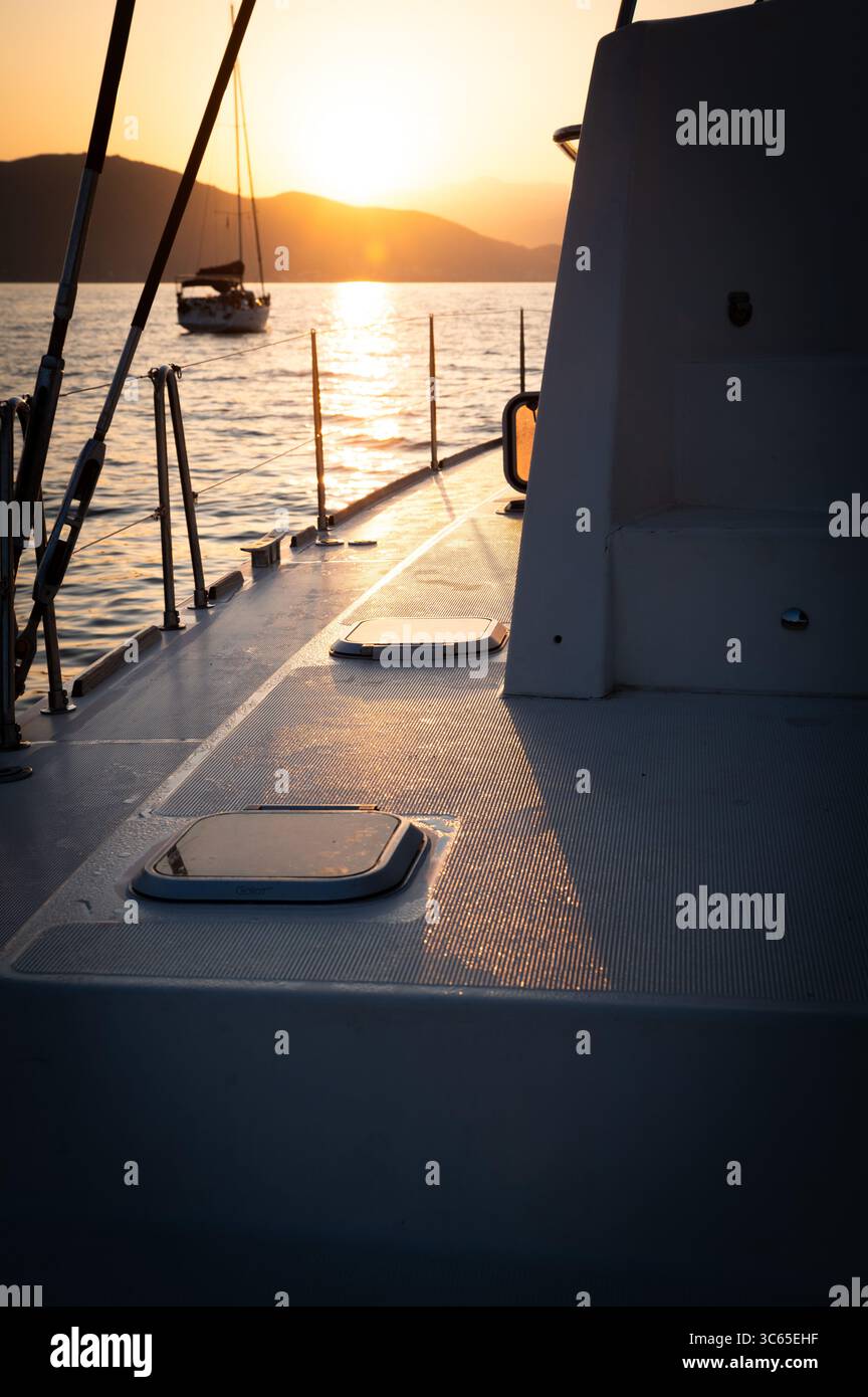 joli voilier devant une île au coucher du soleil Banque D'Images joli voilier devant une île au coucher du soleil Banque D'Images