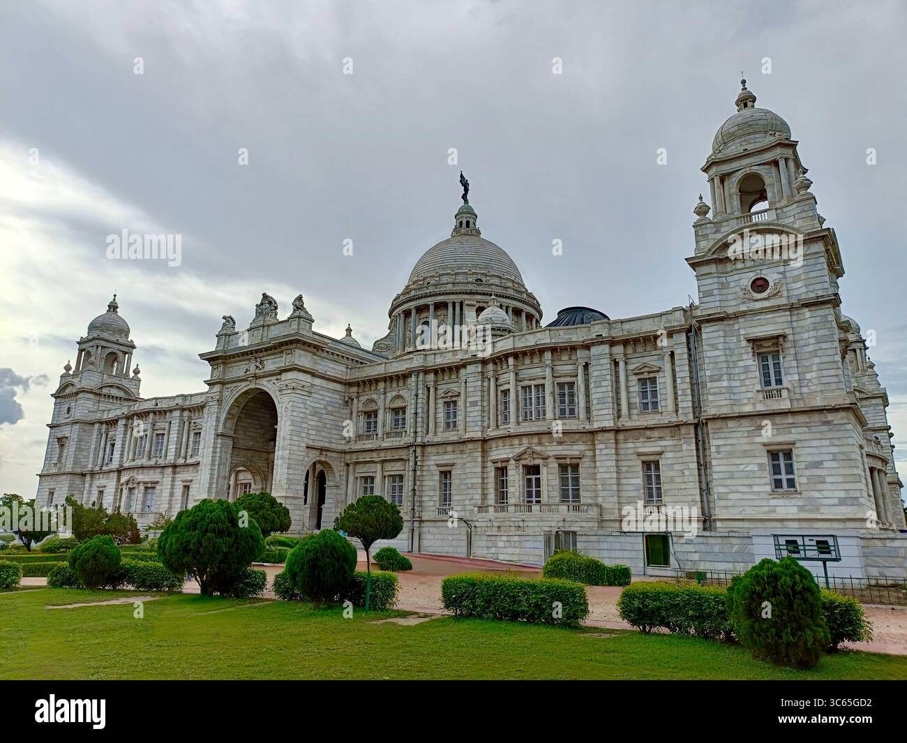 Victoria Memorial, un grand bâtiment en marbre et musée de l'époque britannique, situé à Kolkata, en Inde. Capturé par un après-midi nuageux en juin 2025. Banque D'Images