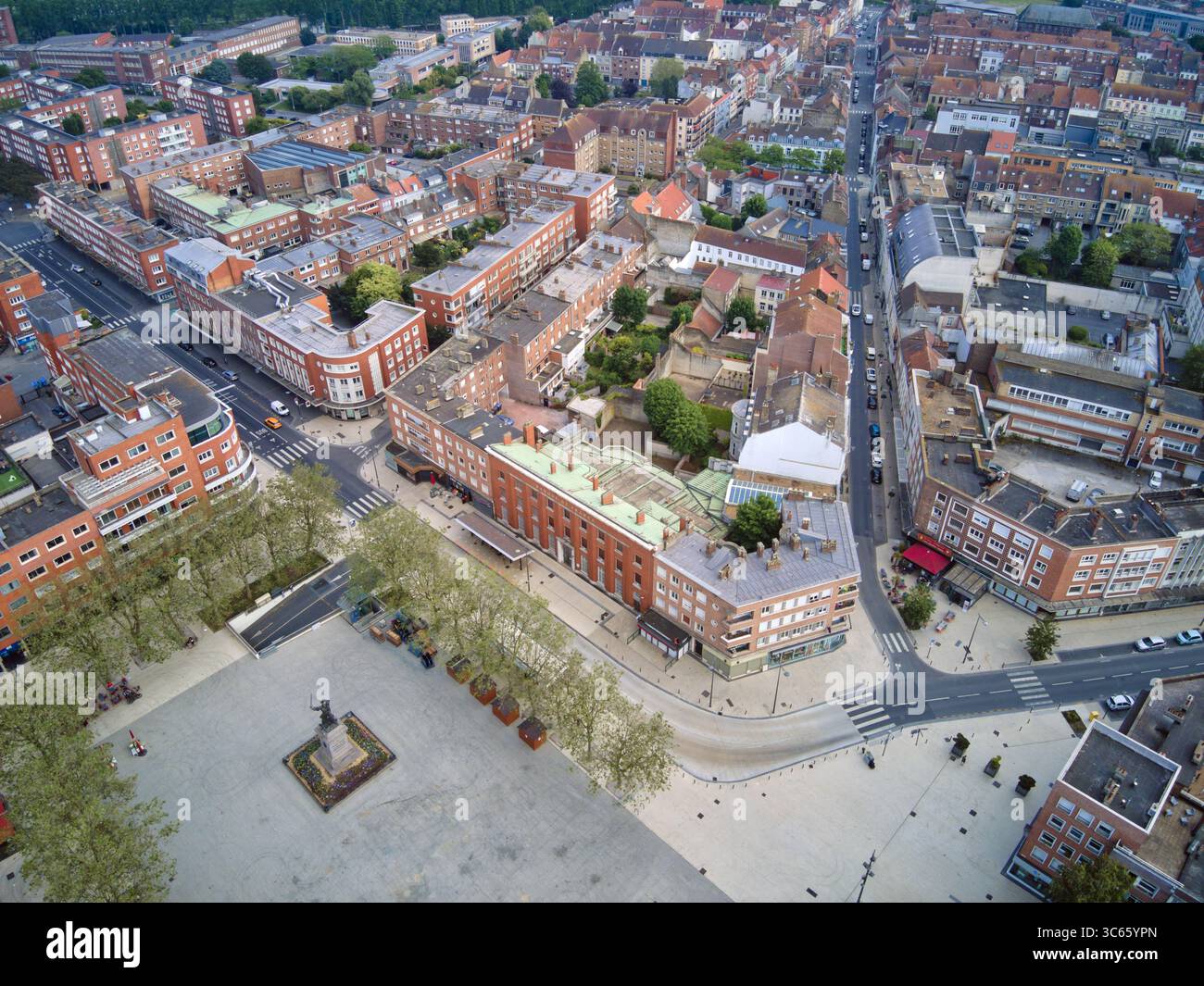 Vue aérienne de la place Jean Bart, avec sa statue debout fièrement sur la place pavée, entourée de bâtiments en briques rouges, Dunkerque, France. Banque D'Images