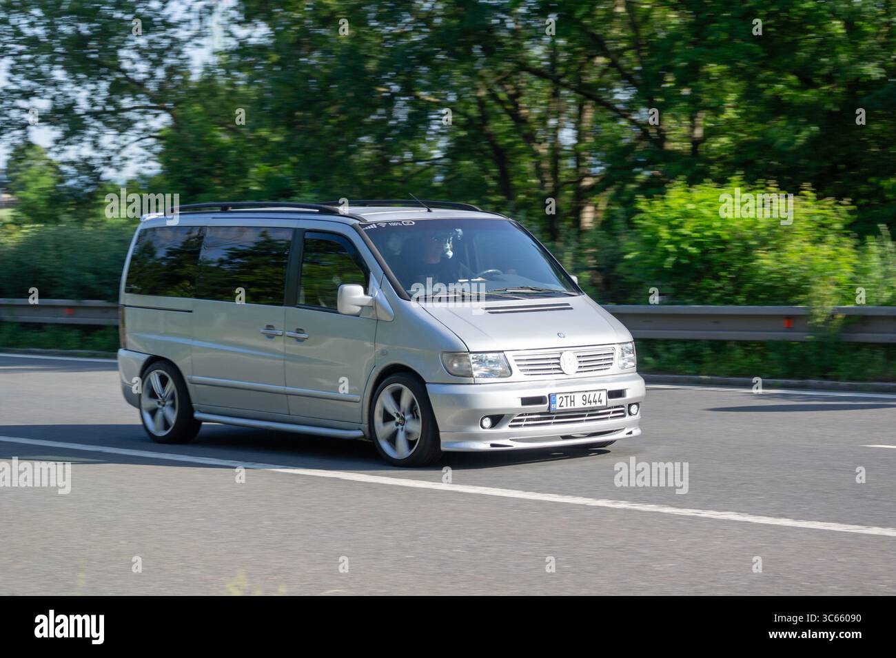 Ostrava, Tchéquie - 13 juin 2025 : BRABUS Mercedes-Benz Vito W638 Tuned car avec effet de flou de mouvement Banque D'Images
