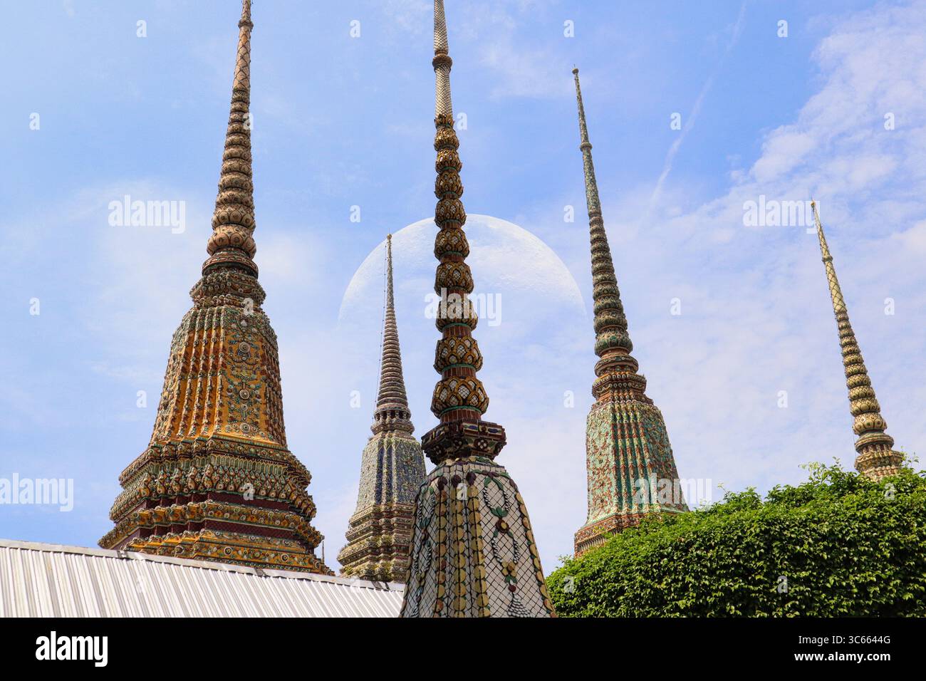 Temples en Thaïlande avec la lune en arrière-plan pendant la lumière du jour Banque D'Images