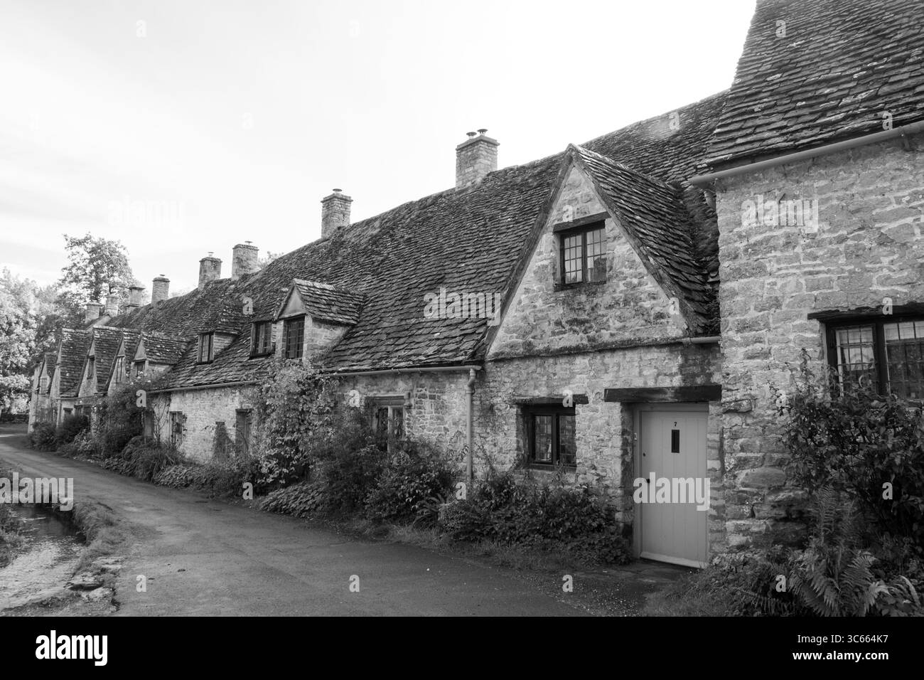 Cotswolds maisons en pierre bâtiments Bibury Burford Whichford Pottery jardinage plantes d'hiver Banque D'Images