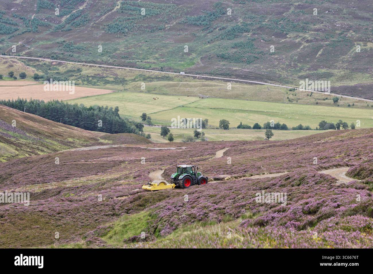 Rouleau de remorquage de tracteur sur la voie menant à Morrone près de Braemar Écosse juillet 2025 Banque D'Images