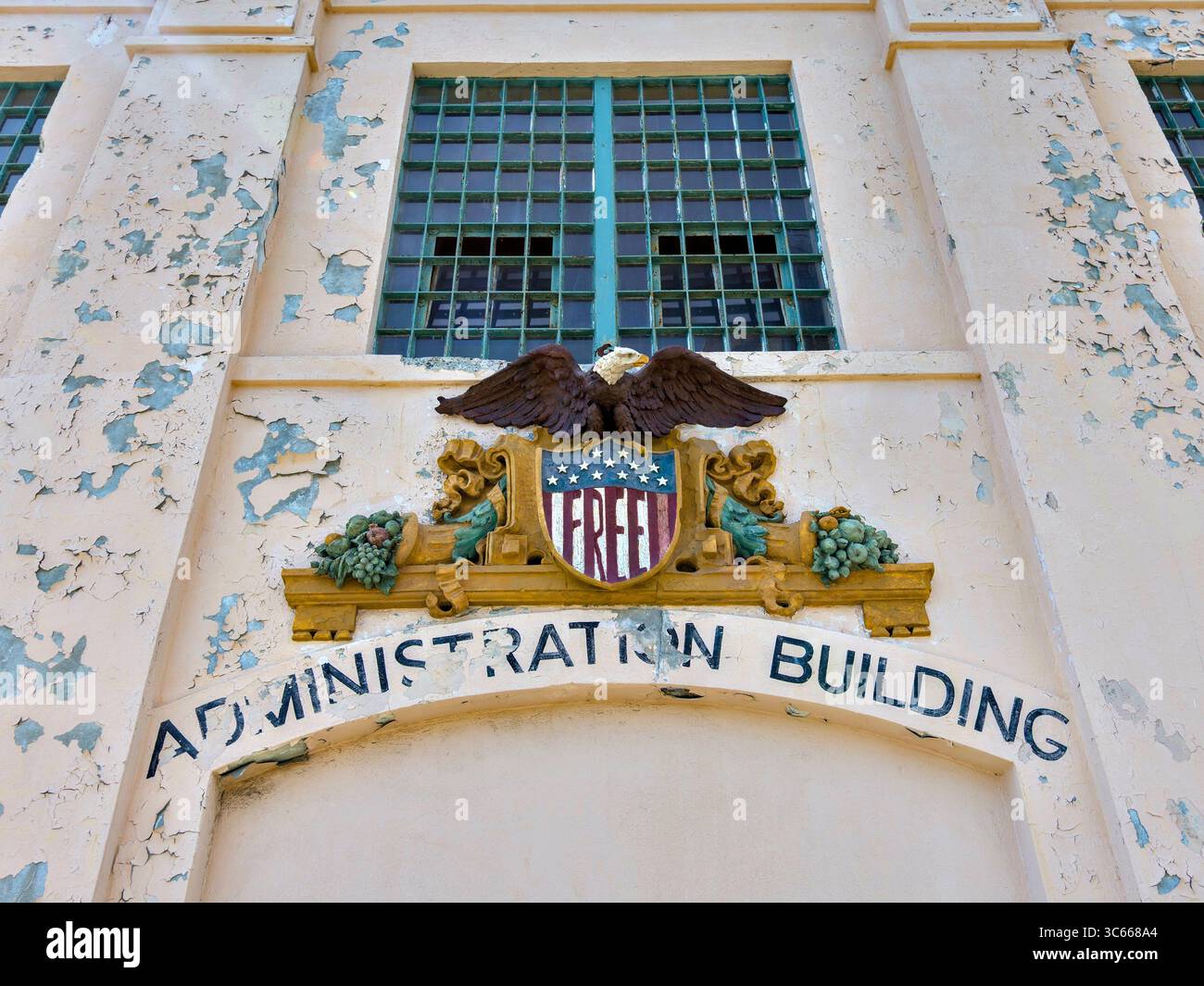 'Free' peint sur Stars and Stripes lors de la manifestation amérindienne de 1969-1971 sur l'île d'Alcatraz, San Francisco, Californie, États-Unis. Banque D'Images