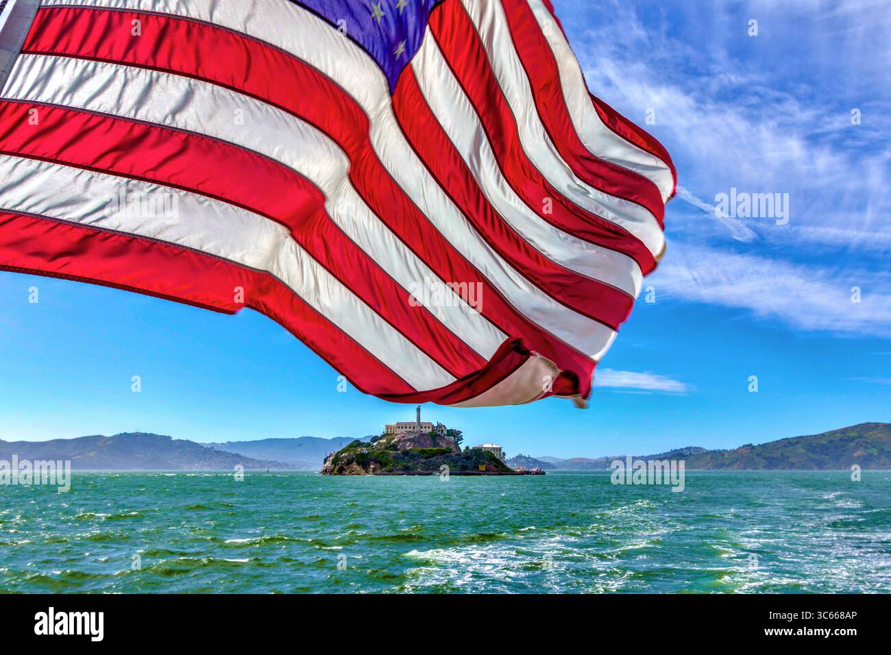 Vue de l'île d'Alcatraz depuis le ferry touristique retournant à San Francisco, Californie, États-Unis. Banque D'Images