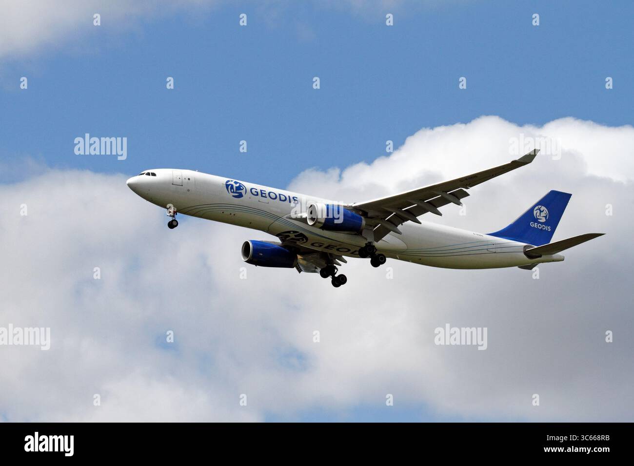 G-EODS, Airbus A330-300(F), Geodis Air Network, cargo exploité par Titan Airways. Airbus A330-343(P2F) conversion passagers-fret. Banque D'Images