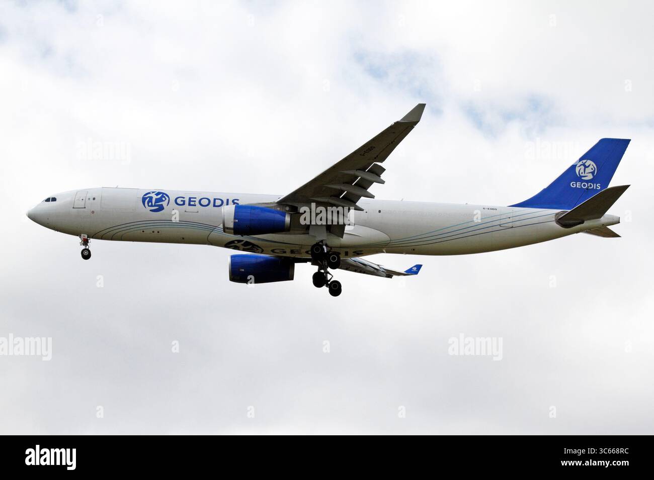 G-EODS, Airbus A330-300(F), Geodis Air Network, cargo exploité par Titan Airways. Airbus A330-343(P2F) conversion passagers-fret. Banque D'Images