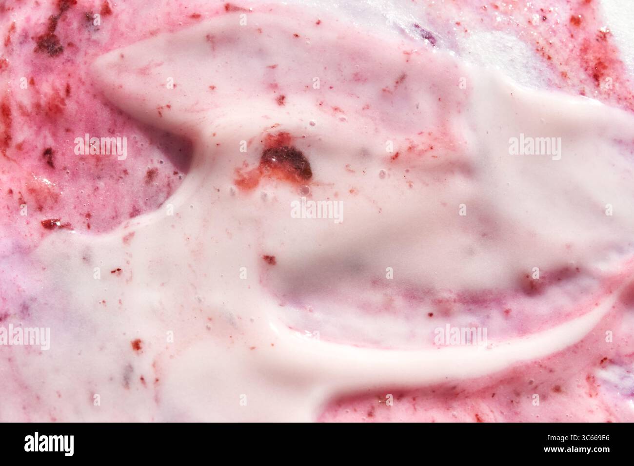 Texture crémeuse en tourbillon de fraise avec de riches teintes rouges et roses. Banque D'Images