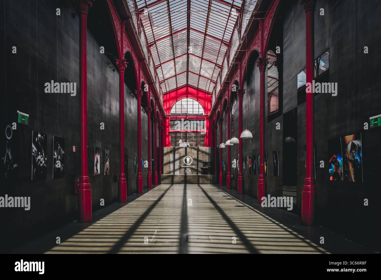 Porto, Portugal - 17 juin 2022 : vue sur le centre des congrès Alfândega Porto, où des colonnes rouges et un toit en verre créent un contraste saisissant avec les murs sombres. Banque D'Images