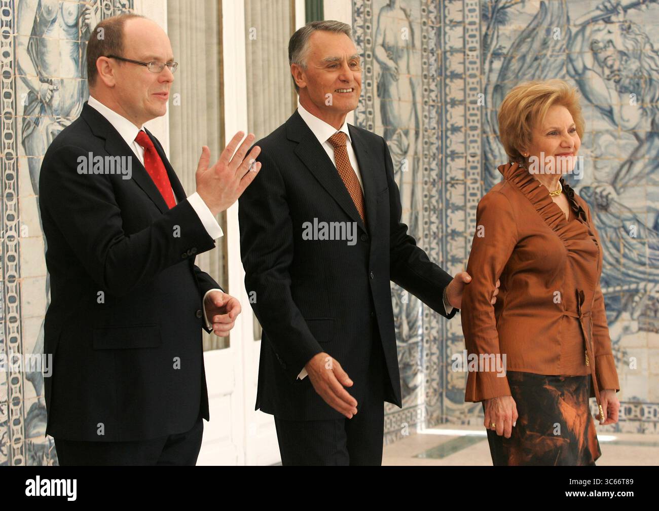 Le président portugais Anibal Cavaco Silva, son épouse Maria et le prince de Monaco Albert II au Palais de Belem à Lisbonne - 09 avril 2010 Banque D'Images