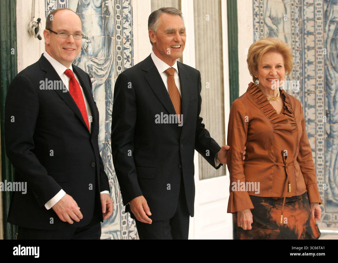Le président portugais Anibal Cavaco Silva, son épouse Maria et le prince de Monaco Albert II au Palais de Belem à Lisbonne - 09 avril 2010 Banque D'Images