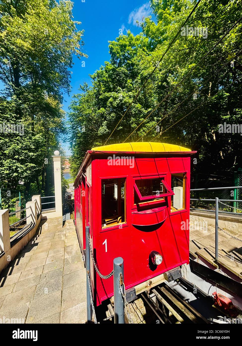 Le funiculaire allant jusqu'à la plate-forme d'observation Aleksotas à Kaunas, Lituanie. - Image de stock capturée avec un smartphone