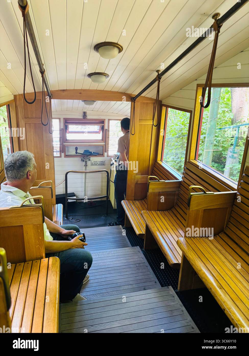 Le funiculaire allant jusqu'à la plate-forme d'observation Aleksotas à Kaunas, Lituanie. - Image de stock capturée avec un smartphone