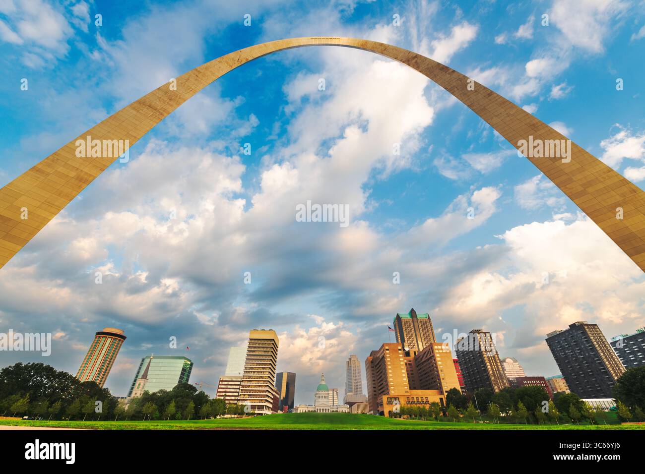 Centre-ville de St. Louis, Missouri, États-Unis vu de dessous l'arche. Banque D'Images