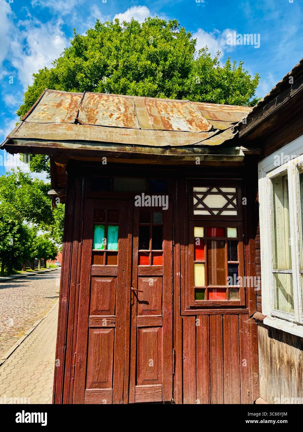 Une vieille maison juive en bois à Tykocin, Pologne. - Image de stock capturée avec un smartphone