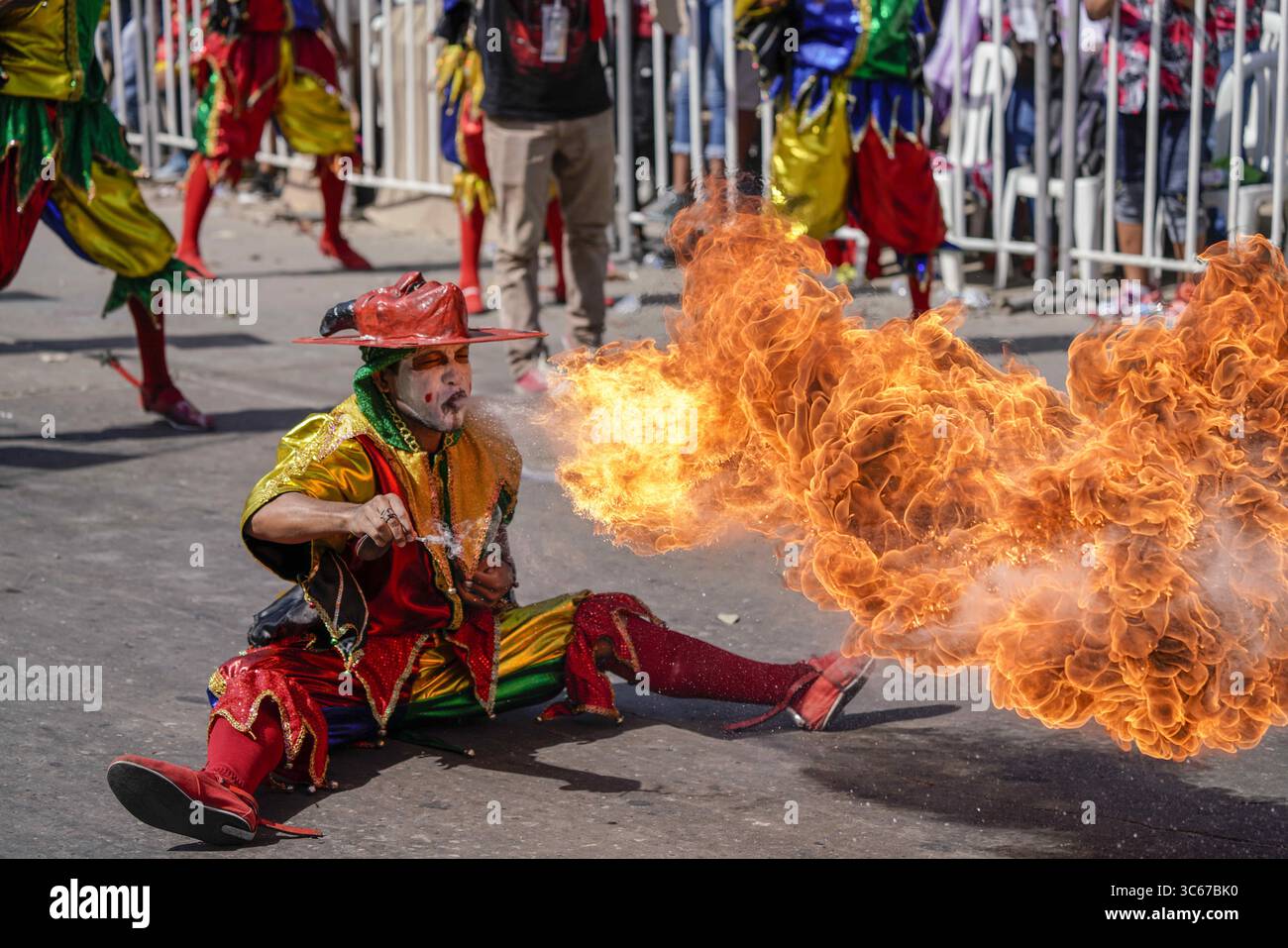 24 février 2020, Barranquilla, Departamento del Atlantico, Colombie : la tradition nous dit que les Arlequins Diables sont nés dans la colonie comme une expression de moquerie contre la colonisation. Barranquilla possède la deuxième plus grande célébration de carnaval au monde. Combinaison de cérémonies païennes, de croyances catholiques et de diversité ethnique, le Carnaval est un mélange de traditions européennes, africaines et indiennes. (Crédit image : © Kike Calvo ZUMA Wire) Banque D'Images