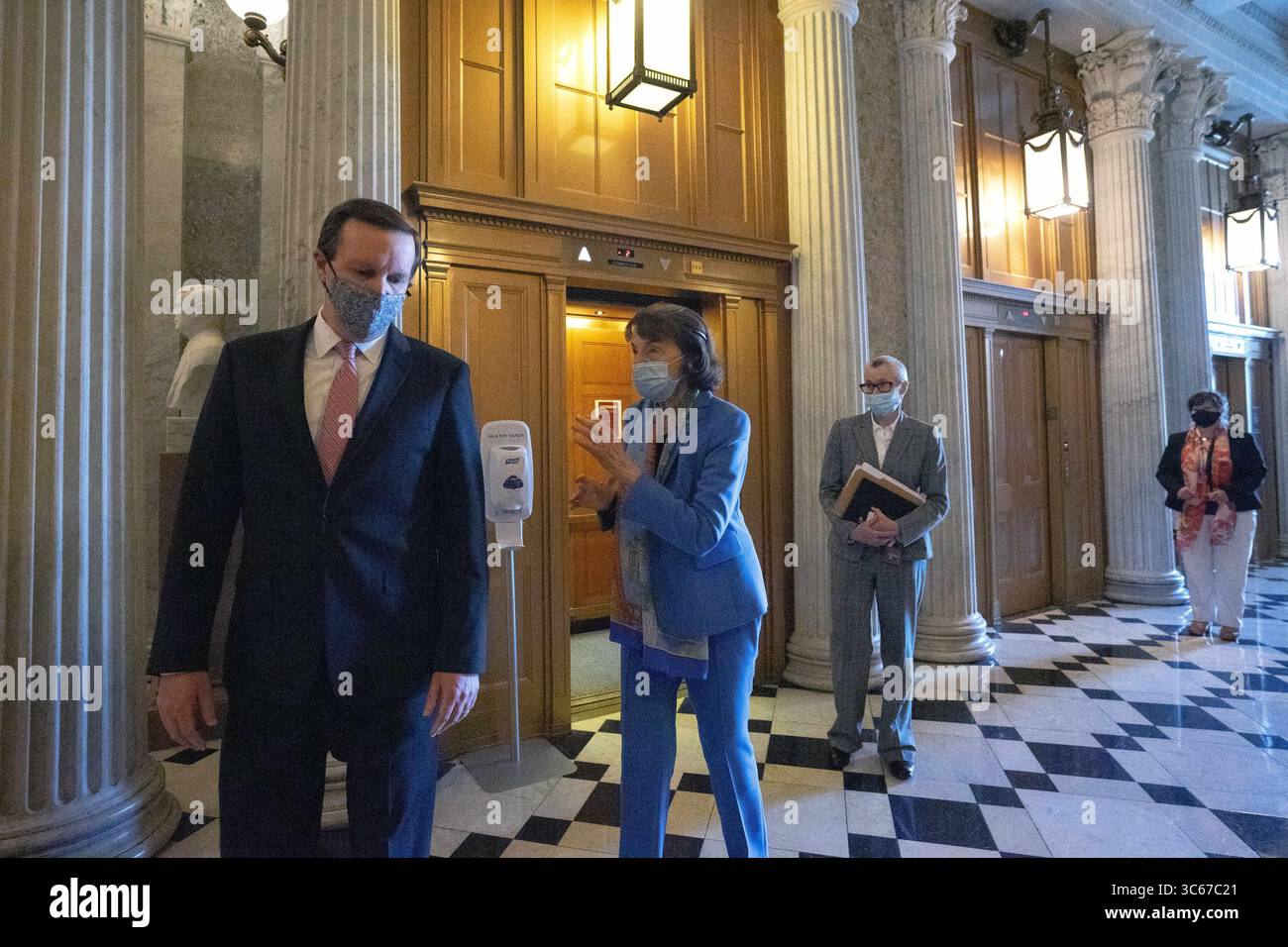 13 mai 2020, Washington, District de Columbia, États-Unis : le sénateur américain Chris Murphy (démocrate du Connecticut), à gauche, et la sénatrice américaine Dianne Feinstein (démocrate de Californie) marchent jusqu'à l'étage du Sénat au Capitole des États-Unis à Washington D.C. (États-Unis), le mercredi 13 mai 2020. Crédit : Stefani Reynolds / CNP (crédit image : © Stefani Reynolds/CNP via ZUMA Wire) Banque D'Images