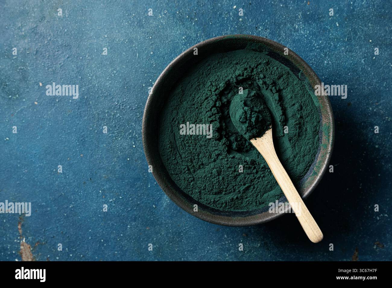 Poudre d'algues spiruline dans un bol. Banque D'Images