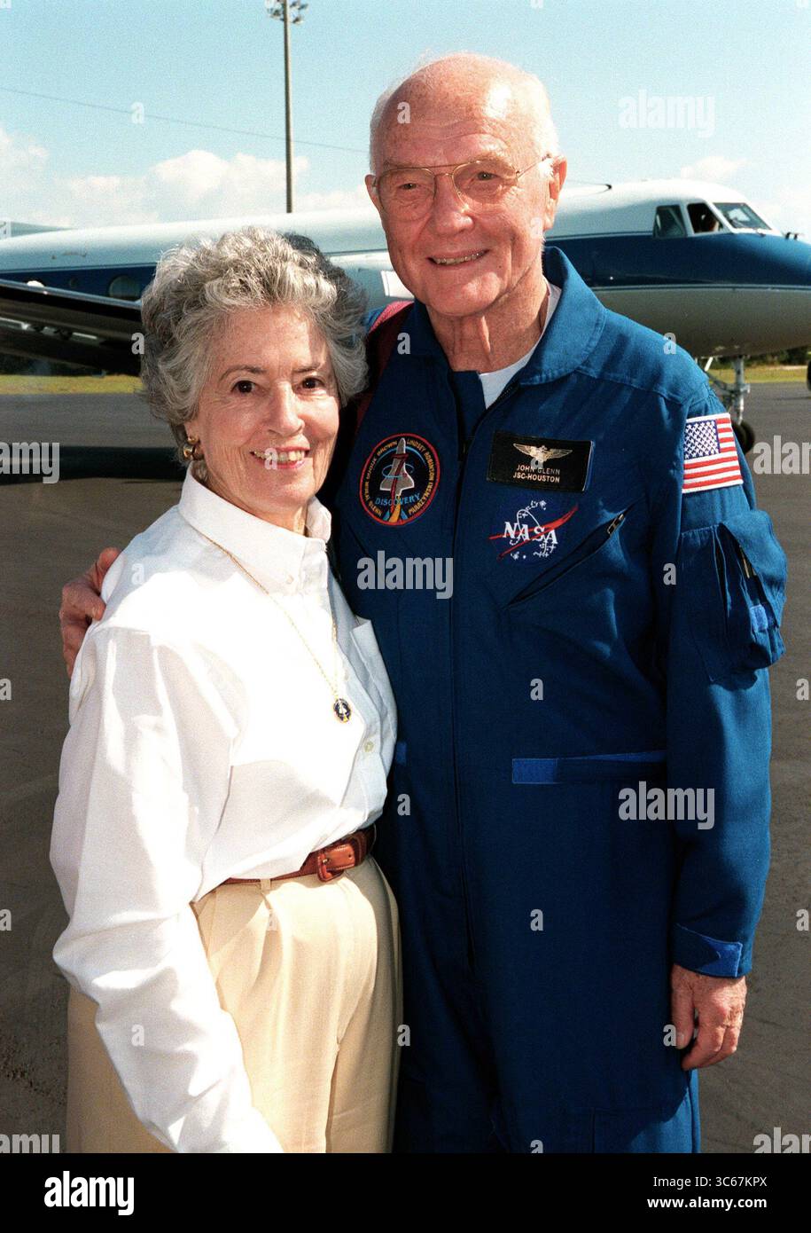 NOUS NOUS SOUVENONS : ANNIE GLENN, 100 ans, (17 février 1920-19 mai 2020), défenseuse de longue date pour ceux qui ont des troubles de la parole et épouse du regretté astronaute John Glenn, est décédée des complications du COVID-19 dans une maison de retraite près de la famille à Paul, Minnesota, le 19 mai 2020. IMAGE DE : 8 novembre 1998, Cape Canaveral, Floride, États-Unis : JOHN H. GLENN Jr., spécialiste de la charge utile STS-95, sénateur américain de l'Ohio et l'un des sept astronautes originaux du projet Mercury, pose avec sa femme ANNIE GLENN à la piste de dérapage de la station aérienne de Cape Canaveral. (Crédit image : © NASA via ZUMA Press) Banque D'Images