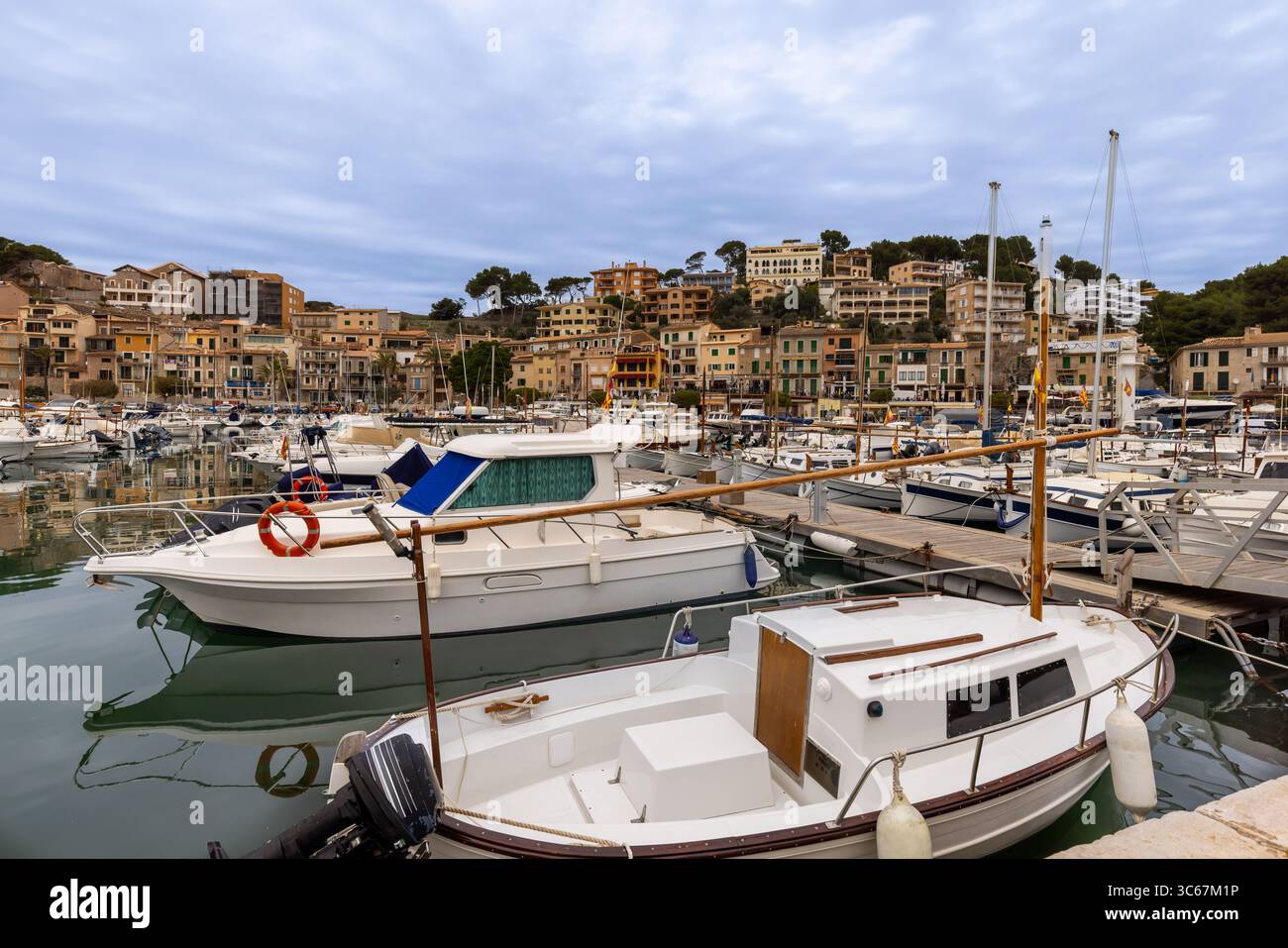 Bateaux à voile et bateaux à moteur dans le port de Port Soller Majorque, Majorque, Îles Baléares, Espagne, Europe Banque D'Images
