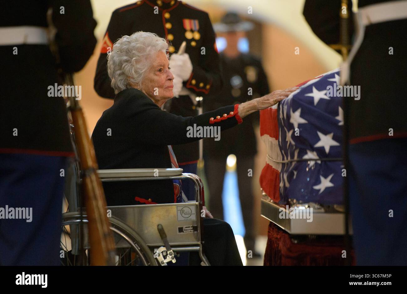 19 mai 2020 : DOSSIER - ANNIE GLENN, 100 ans, défenseuse de longue date pour ceux qui ont des troubles de la parole et épouse du regretté astronaute John Glenn, est décédée des complications de la COVID-19 dans une maison de soins infirmiers près de la famille à installé Paul, Minnesota. PHOTO : 16 décembre 2016, Columbus, Ohio, USA : ANNIE GLENN, veuve de l'astronaute et ancien sénateur John Glenn, tend la main pour toucher son cercueil allongé dans le repos à l'Ohio State House. (Crédit image : © Bill Ingalls/NASA via ZUMA Wire) Banque D'Images