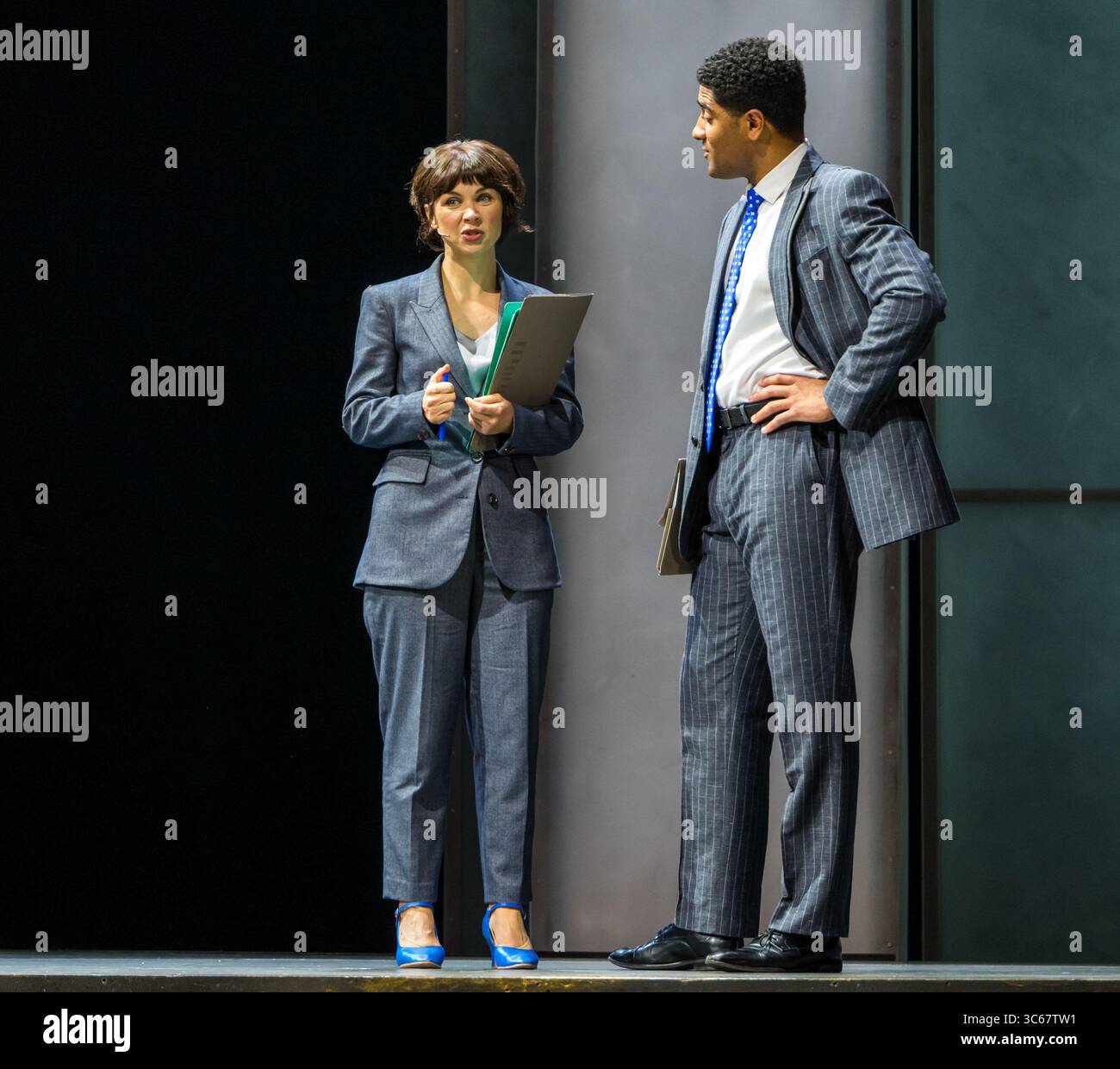 Festival Theatre, Édimbourg, Écosse, Royaume-Uni, Edinburgh International Festival Make It Happen : Scenes from the World Premiere by National Theatre of Scotland, Dundee Rep Theatre. Brian Cox joue le rôle de l'économiste Adam Smith et Sandy Grierson est Fred 'The Shred' Goodwin sur l'ascension, la chute et la faillite de la plus grande banque du monde - la Royal Bank of Scotland (RBS). Crédit : Sally Anderson/Alamy Live News Banque D'Images