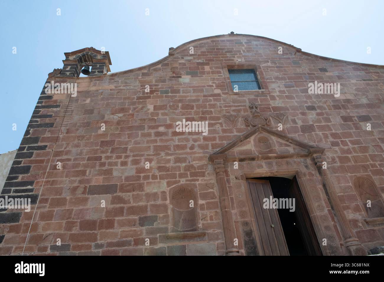 6 juillet 2025 - Italie, Sardaigne, Oristano, Sedilo, S'Ardia est un événement religieux mettant en vedette des cavaliers au sanctuaire de Constantine, Santu Antine. Banque D'Images