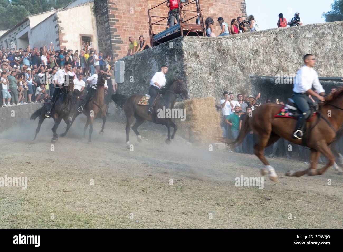 6 juillet 2025 - Italie, Sardaigne, Oristano, Sedilo, S'Ardia est un événement religieux mettant en vedette des cavaliers au sanctuaire de Constantine, Santu Antine. Banque D'Images