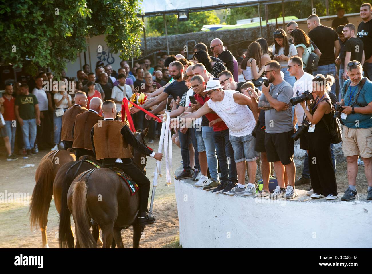 6 juillet 2025 - Italie, Sardaigne, Oristano, Sedilo, S'Ardia est un événement religieux mettant en vedette des cavaliers au sanctuaire de Constantine, Santu Antine. Banque D'Images