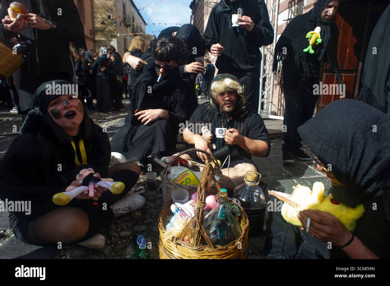 13 février 2024 - Europe, Italie, Province d'Oristano, Bosa, carnaval dans l'ancien village avec des masques locaux typiques Banque D'Images