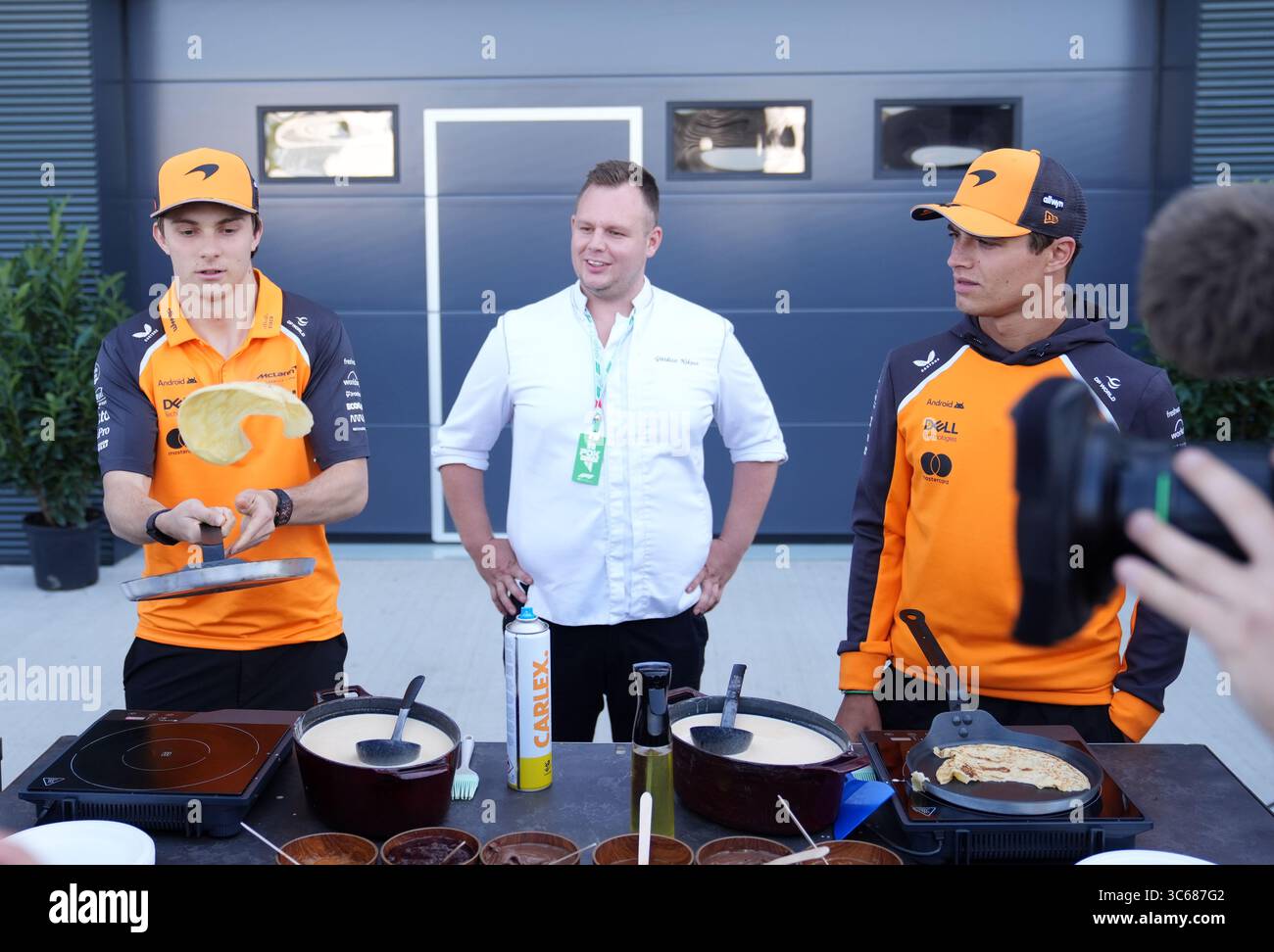 Oscar Piastri et Lando Norris de McLaren préparent des crêpes dans le paddock de Hungaroring à Budapest, en Hongrie, avant le Grand Prix de Hongrie dimanche. Date de la photo : jeudi 31 juillet 2025. Banque D'Images