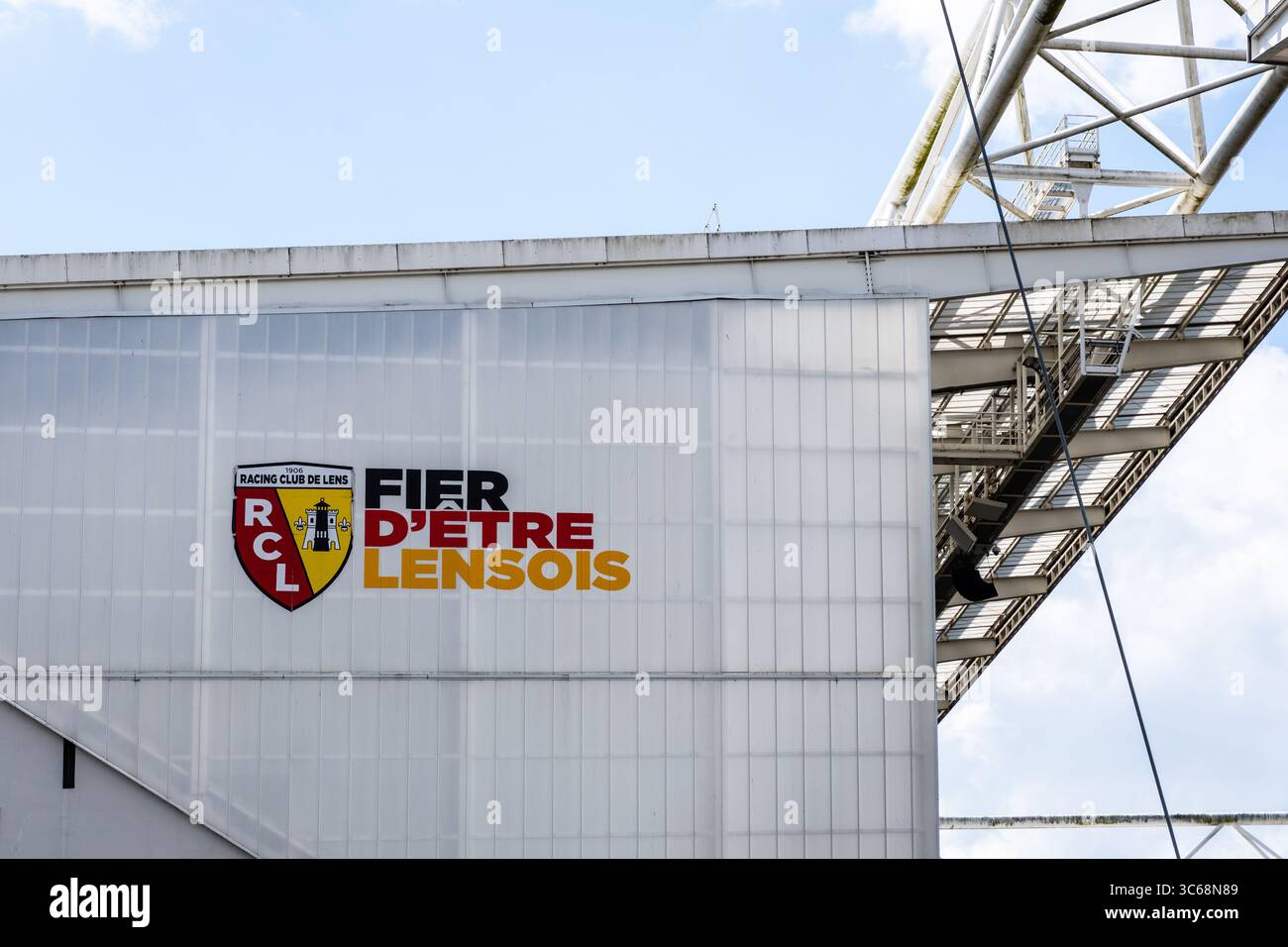 La devise « fier d'être de Lens » peut être lue sur le stade Bollaert-Delelis à Lens, en France, terrain du club de football RC Lens. Banque D'Images